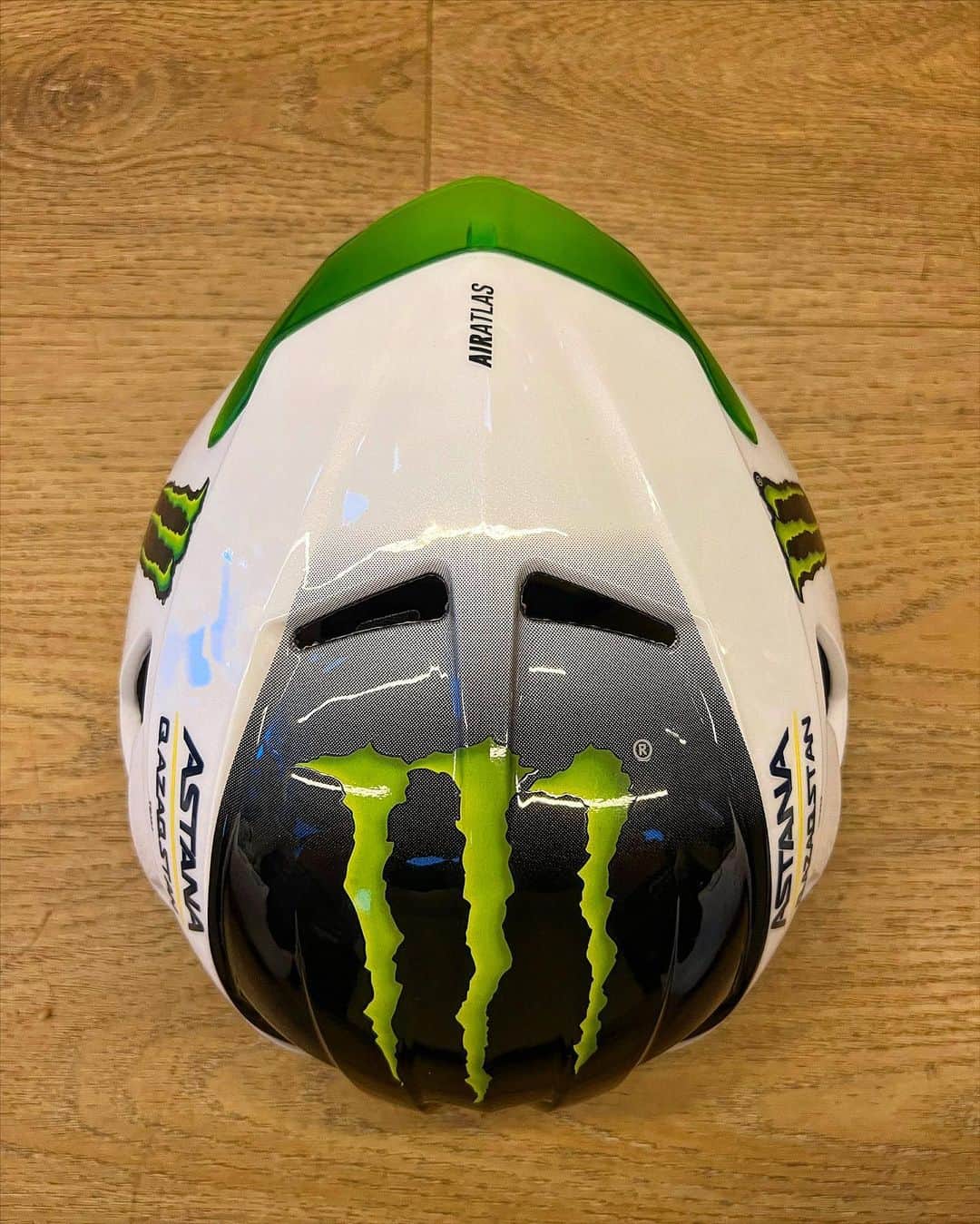 マーク・カヴェンディッシュのインスタグラム：「Lit Lid   @monsterenergy  @limarhelmetsofficial」