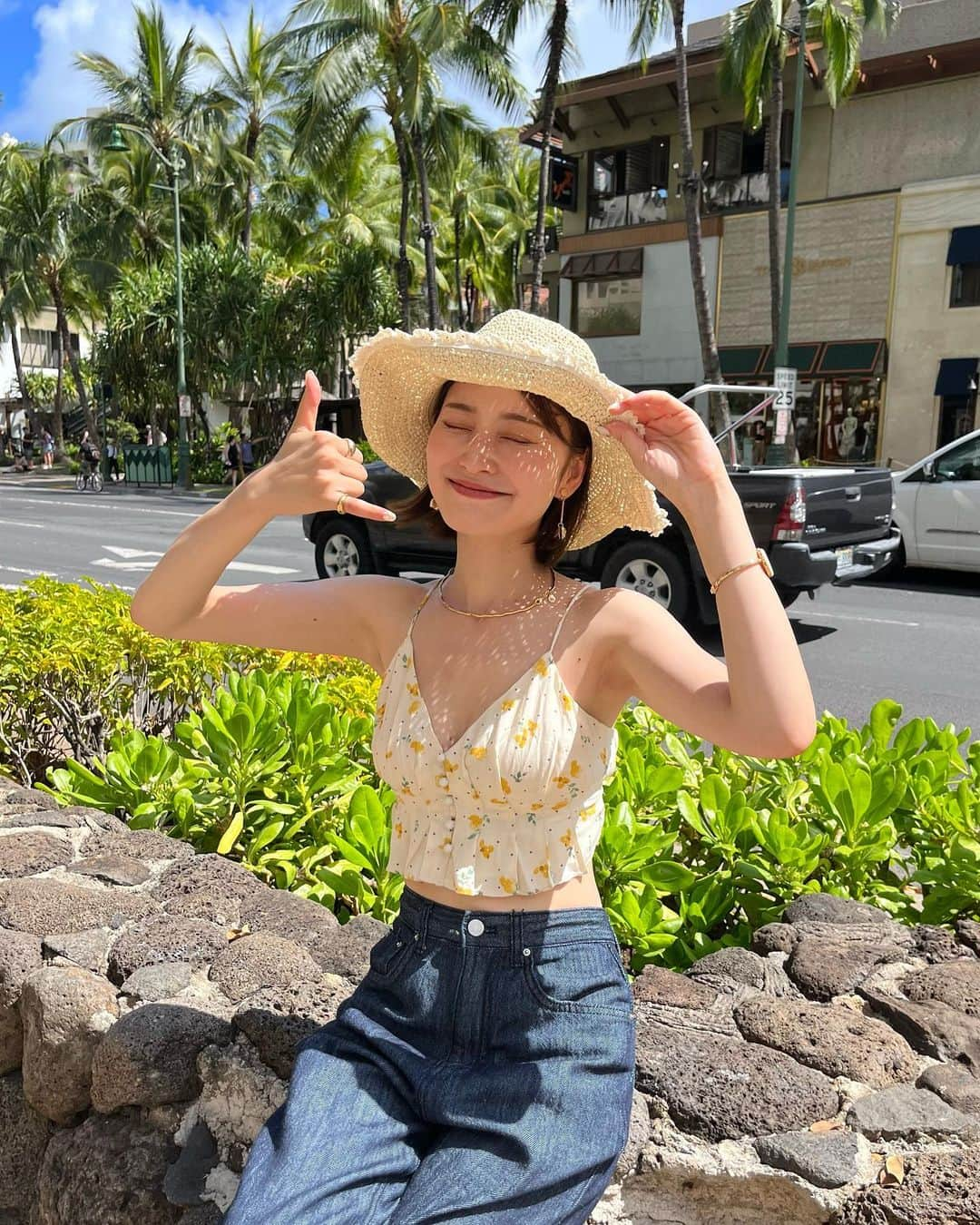 吉田南歩さんのインスタグラム写真 - (吉田南歩Instagram)「hawaii〜🌴🌺 ひさしぶりの南国だーっ✨ うなと海外はオーストラリアぶり！ ㅤㅤㅤㅤㅤㅤㅤㅤㅤㅤㅤㅤㅤ ㅤㅤㅤㅤㅤㅤㅤㅤㅤㅤㅤㅤㅤ いつも旅行服は現地調達タイプなので 今回もついてすぐにmahinaでトップスゲット😉👌 ㅤㅤㅤㅤㅤㅤㅤㅤㅤㅤㅤㅤㅤ ㅤㅤㅤㅤㅤㅤㅤㅤㅤㅤㅤㅤㅤ日本で絶対使わんやろっていう服ばっかり買っちゃう🫠笑  パンツは明日発売🥂 @neam_official  ㅤㅤㅤㅤㅤㅤㅤㅤㅤㅤㅤㅤㅤ #ハワイ #ななほコーデ」7月4日 18時09分 - nanaho_yoshida