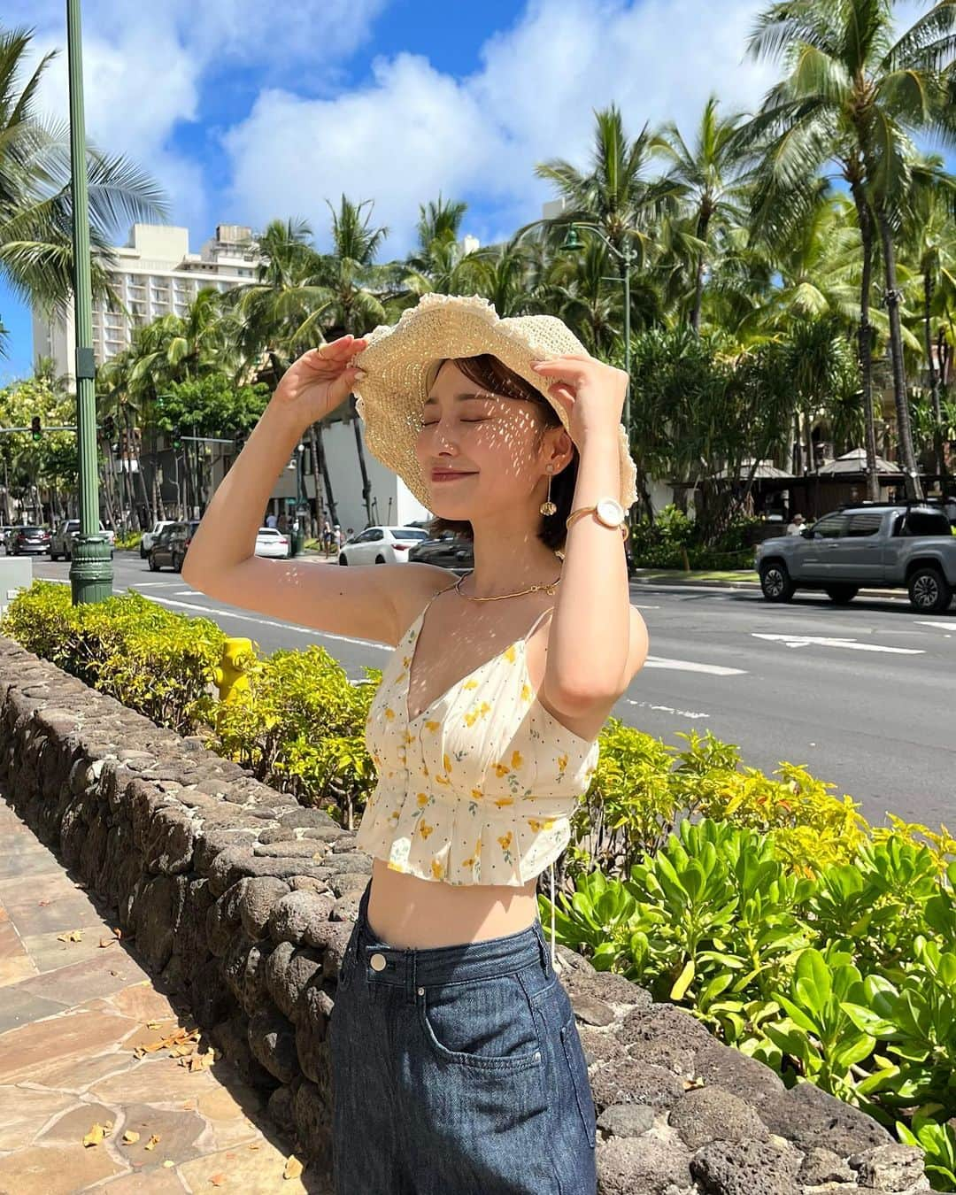 吉田南歩さんのインスタグラム写真 - (吉田南歩Instagram)「hawaii〜🌴🌺 ひさしぶりの南国だーっ✨ うなと海外はオーストラリアぶり！ ㅤㅤㅤㅤㅤㅤㅤㅤㅤㅤㅤㅤㅤ ㅤㅤㅤㅤㅤㅤㅤㅤㅤㅤㅤㅤㅤ いつも旅行服は現地調達タイプなので 今回もついてすぐにmahinaでトップスゲット😉👌 ㅤㅤㅤㅤㅤㅤㅤㅤㅤㅤㅤㅤㅤ ㅤㅤㅤㅤㅤㅤㅤㅤㅤㅤㅤㅤㅤ日本で絶対使わんやろっていう服ばっかり買っちゃう🫠笑  パンツは明日発売🥂 @neam_official  ㅤㅤㅤㅤㅤㅤㅤㅤㅤㅤㅤㅤㅤ #ハワイ #ななほコーデ」7月4日 18時09分 - nanaho_yoshida