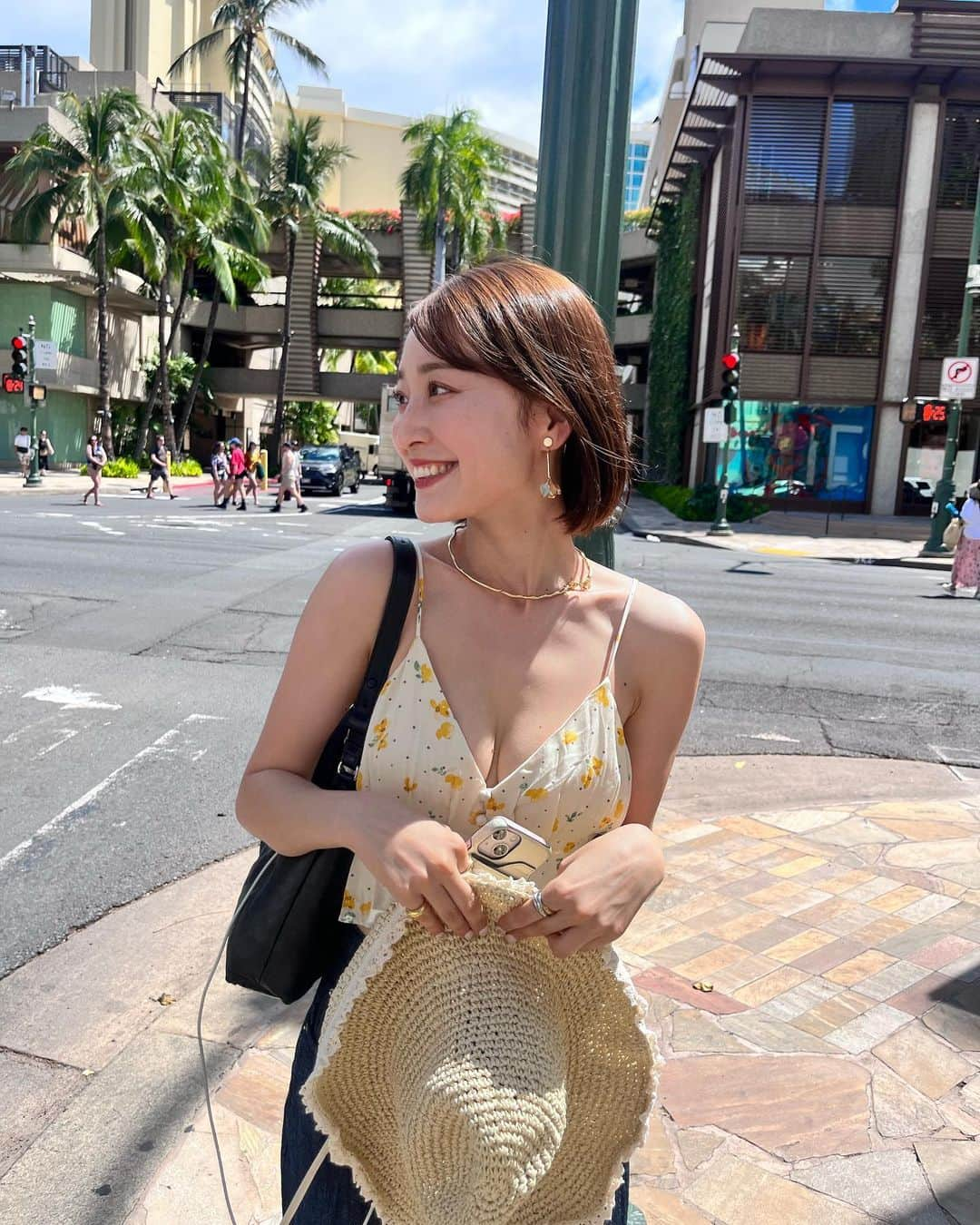 吉田南歩さんのインスタグラム写真 - (吉田南歩Instagram)「hawaii〜🌴🌺 ひさしぶりの南国だーっ✨ うなと海外はオーストラリアぶり！ ㅤㅤㅤㅤㅤㅤㅤㅤㅤㅤㅤㅤㅤ ㅤㅤㅤㅤㅤㅤㅤㅤㅤㅤㅤㅤㅤ いつも旅行服は現地調達タイプなので 今回もついてすぐにmahinaでトップスゲット😉👌 ㅤㅤㅤㅤㅤㅤㅤㅤㅤㅤㅤㅤㅤ ㅤㅤㅤㅤㅤㅤㅤㅤㅤㅤㅤㅤㅤ日本で絶対使わんやろっていう服ばっかり買っちゃう🫠笑  パンツは明日発売🥂 @neam_official  ㅤㅤㅤㅤㅤㅤㅤㅤㅤㅤㅤㅤㅤ #ハワイ #ななほコーデ」7月4日 18時09分 - nanaho_yoshida