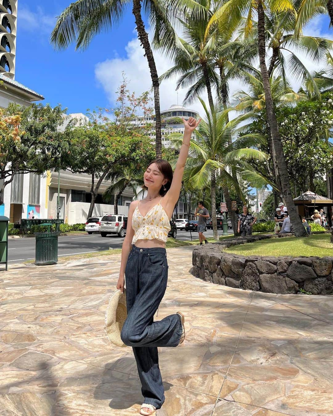 吉田南歩さんのインスタグラム写真 - (吉田南歩Instagram)「hawaii〜🌴🌺 ひさしぶりの南国だーっ✨ うなと海外はオーストラリアぶり！ ㅤㅤㅤㅤㅤㅤㅤㅤㅤㅤㅤㅤㅤ ㅤㅤㅤㅤㅤㅤㅤㅤㅤㅤㅤㅤㅤ いつも旅行服は現地調達タイプなので 今回もついてすぐにmahinaでトップスゲット😉👌 ㅤㅤㅤㅤㅤㅤㅤㅤㅤㅤㅤㅤㅤ ㅤㅤㅤㅤㅤㅤㅤㅤㅤㅤㅤㅤㅤ日本で絶対使わんやろっていう服ばっかり買っちゃう🫠笑  パンツは明日発売🥂 @neam_official  ㅤㅤㅤㅤㅤㅤㅤㅤㅤㅤㅤㅤㅤ #ハワイ #ななほコーデ」7月4日 18時09分 - nanaho_yoshida