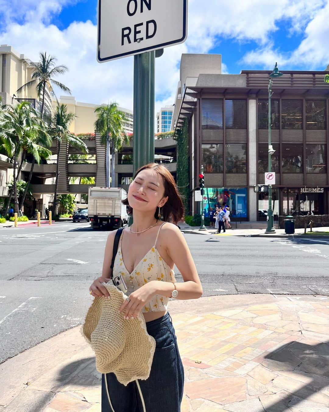 吉田南歩さんのインスタグラム写真 - (吉田南歩Instagram)「hawaii〜🌴🌺 ひさしぶりの南国だーっ✨ うなと海外はオーストラリアぶり！ ㅤㅤㅤㅤㅤㅤㅤㅤㅤㅤㅤㅤㅤ ㅤㅤㅤㅤㅤㅤㅤㅤㅤㅤㅤㅤㅤ いつも旅行服は現地調達タイプなので 今回もついてすぐにmahinaでトップスゲット😉👌 ㅤㅤㅤㅤㅤㅤㅤㅤㅤㅤㅤㅤㅤ ㅤㅤㅤㅤㅤㅤㅤㅤㅤㅤㅤㅤㅤ日本で絶対使わんやろっていう服ばっかり買っちゃう🫠笑  パンツは明日発売🥂 @neam_official  ㅤㅤㅤㅤㅤㅤㅤㅤㅤㅤㅤㅤㅤ #ハワイ #ななほコーデ」7月4日 18時09分 - nanaho_yoshida