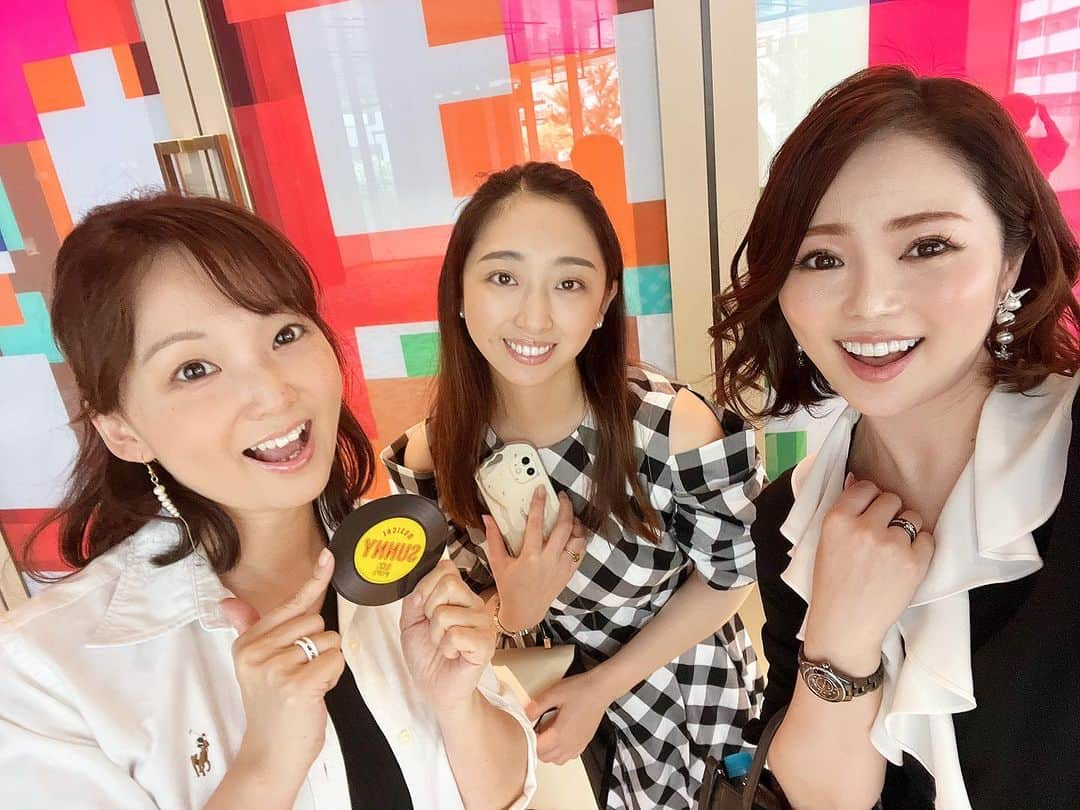 近藤英恵のインスタグラム：「ミュージカル「SUNNY」観劇✨  瀬奈じゅんさんと花總まりさんが同級生役…胸アツ😍❣️  誰もが知ってる80年代ポップスが沢山使われていて 手拍子してリサイタル状態🎤✨  なのに泣かせる演出が沢山あってズビズビしながら 笑って手拍子して良い時間でした❣️  ゆりあちゃんお誘いありがとう❤️  #ミュージカルSUNNY#SUNNY#サニー#映画も好きだった#懐メロ#瀬奈じゅんさんのパンツスーツ#カッコいい登場#高校生サニーもお上手#女友達っていいね#三人で観られて良かった#🤗#はなちゃんの観劇日記」