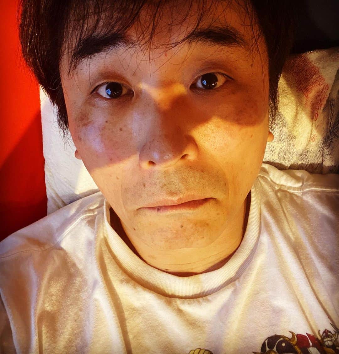 関智一のインスタグラム：「今日は体調崩して養生しております😭 ひたすら大人しく寝るのです」
