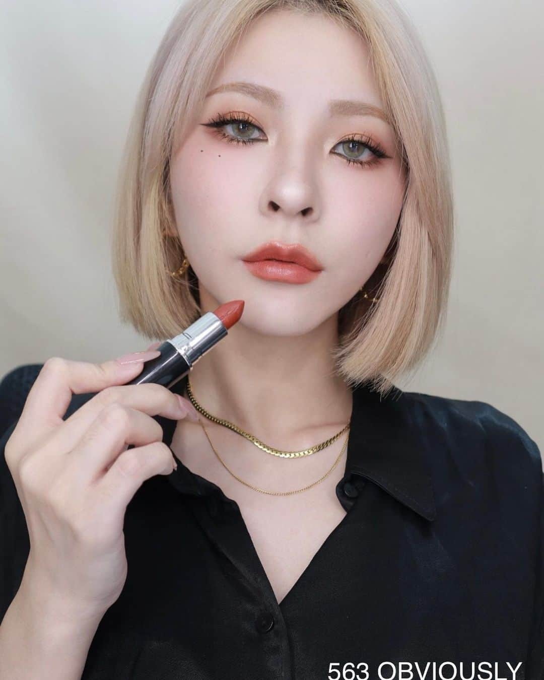 M·A·C Cosmetics Hong Kongさんのインスタグラム写真 - (M·A·C Cosmetics Hong KongInstagram)「Obviously, 呢支唇色會令你一試愛上💋 #水漾潤澤唇膏 新色 Obviously，暖調紅莓色，顯白又減齡 無論是日風格係型格酷甜定輕熟誘人，一樣駕馭得到！  Product featured: Lustreglass Sheer-Shine Lipstick 水漾潤澤唇膏 in Obviously - HK$200  #MAC炫光幻夏 #MACTREND #GLOWSTACK #MACHongKong Regram from @aura0325_mua   Have a thing for peach 🍑? Our all-new Lustreglass Lipstick shade, Obviously, is the obvious choice! This intense, rich peach hue provides effortless sheer and glossy colour with every swipe while nourishing, conditioning and moisturizing with good-for-lips ingredients.」7月4日 18時10分 - maccosmeticshk