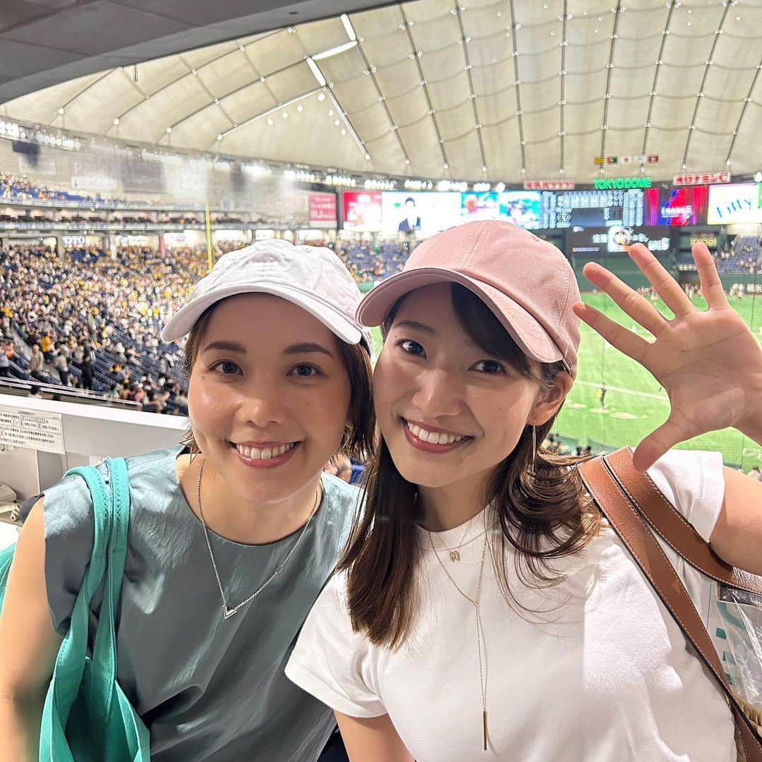 安藤萌々さんのインスタグラム写真 - (安藤萌々Instagram)「熱く盛り上がった週末🐰🐯  ヒロドさんによる虎情報リポートも独り占めして！ わーきゃー楽しい観戦でした☺️ ヒロドさん、ありがとうございました🧁🫶 やっぱり現地は最高〜！  ３枚目は #ヒロドさんとデートなう  動画  私は「敢えて」贔屓球団を作らないプロ野球ファンを自称していますので、 どの試合に行ってもラッキーセブンは、 裏も表もルンルン口ずさんで楽しんでます🪄笑     #セ球団  #生観戦 今季も全球団制覇〜 #声出し解禁 #阪神ファンの声量  凄いっ！！！ パリーグの試合を見に行く予定が、何故か雨と出張で潰れがちなのでリベンジしたいです😫  #贔屓なし は #スポーツ 卒業しても継続！ #虎党 にしたい ヒロドさん悲しむ……笑  日によって注目箇所を作ってみているので、何戦を見ても全力で楽しめますし！ 取材させて頂いた方は特に全力応援してますし…！！ 贔屓なしも楽しいのです❤️🤭😂笑   #私服」7月4日 18時11分 - momo_ando_ex