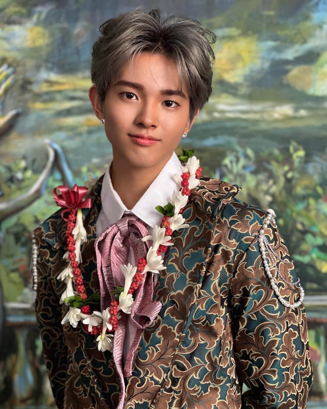 高澤笑大郎のインスタグラム：「We had so much fun at the @nahokuhanohanoawards! Congratulations to all the winners :) Thank you Thunder for the support. We are super excited for you guys to see the new MV! On the app “Patreon” (Our official new fan club) the music video is out so if you want to watch it right know please go and join our fan club and get exclusive contents! Thank you❤️  皆さん ナホクハノハノアワードに投票と応援をありがとうございました。 来年、必ず僕たちのミュージックビデオと、新しいアルバムとシングルで またチャレンジしたいと思っています。 僕たちのことをこれからも応援していただけたら嬉しいです。  それから、たくさんのダンスのリクエストありがとうございました。 みなさんのリクエストの中から リクエストの多かった曲や僕がチャレンジしたいと思った曲を選んで、 少しずつ投稿します。 楽しみに待っていてくださいね。  #Crossingrain #XR #xr #boyband #Hawaii #Oahu #Aloha #Music #Japan #Honolulu #Hilo #Kpop #Jpop #rap #singing #dance #have #courage #and #be #kind #ありのまま」