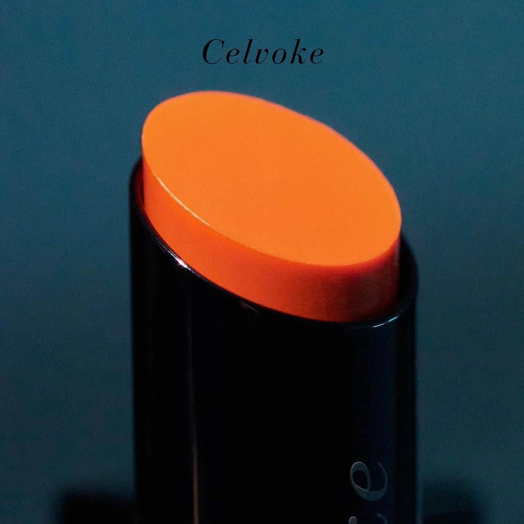 のインスタグラム：「⠀ 2023 A/W Makeup Collection   ひとりひとりの唇の血色や質感を生かし、個性を際立たせる ナチュラル×モードのティントリップバーム  セルヴォ―ク アラウズ リップス　新3色 3,960円(税込) セット価格 / レフィル：2,970円(税込)、ケース：990円(税込)  09：Apricot Crush ひと塗りで顔全体をフレッシュな印象へ変えるアプリコットオレンジ。 シースルーで鮮やかな発色が唇の美しさを引き立てます。  ＿＿＿＿＿＿＿＿＿＿＿＿＿＿＿＿＿  ＜1st Line up＞ ヴァティック アイパレット ヴァティック アイズ アラウズ リップス イラボレート ジェル アイライナー  ＜2st Line up＞ スキンレゾネート リキッドファンデーション シームレス フェイスパレット スキンユニティ プレストパウダー ファンデーション ブラシ A マルチ ブラシ A  【1st Line up 発売情報】 2023年7月7日(金) 予約開始 2023年7月19日(水) 先行発売：Celvoke 阪急うめだ本店 2023年7月21日(金) 全国発売  【2st Line up 発売情報】 2023年7月7日(金) 予約開始 2023年7月26日(水) 先行発売：Celvoke 伊勢丹新宿店 2023年8月9日(水) 先行発売：Celvoke 西武池袋本店｜Celvoke 阪急うめだ本店 2023年8月18日(金) 全国発売  #Celvoke #2023AWColection #AWCollection #Eyepallet #Eyeshadow #Lips #Eyeliner #Foundation #Facepallet #Facepowder #セルヴォ―ク #2023AWコレクション #AWコレクション #秋冬新色 #秋新色 #アイシャドウパレット #アイシャドウ #リップ #アイライナー #ファンデーション #コンシーラー」