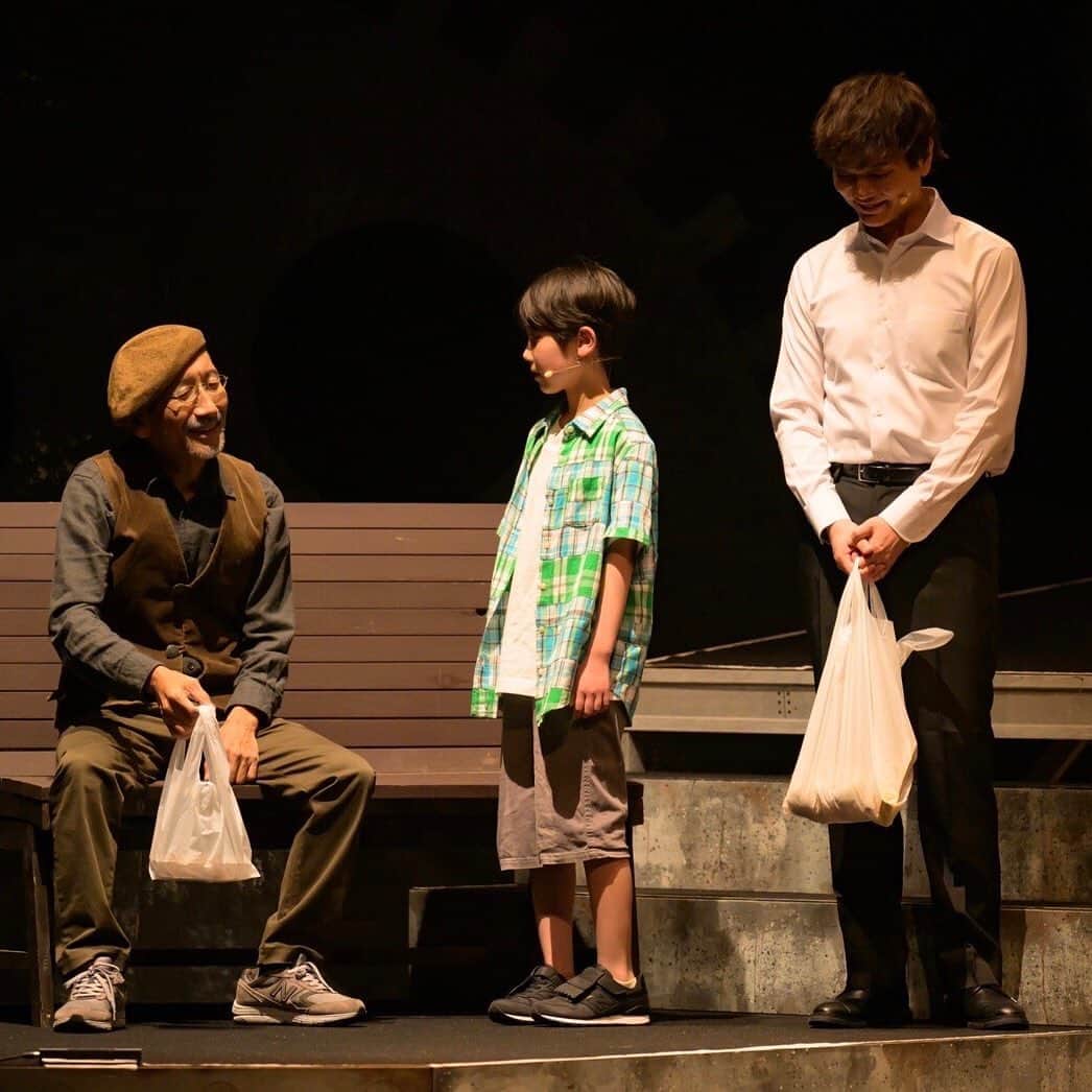 浅沼晋太郎さんのインスタグラム写真 - (浅沼晋太郎Instagram)「雨が降って始まって、雨があがると共に、舞台「 #いま会いにゆきます 」が終わりました。  本当に、あっという間の出来事だったような気がしています。  原作の市川先生。演出の金さん、プロデューサーの広瀬さん、すべての共演者、すべてのスタッフに感謝します。  そして、劇場に足を運んでくださったお客様皆さまに。優しい雨音のような拍手、本当にありがとうございました！  #いまあい2023 #shinkiro」7月4日 18時16分 - shintaroasanuma_official
