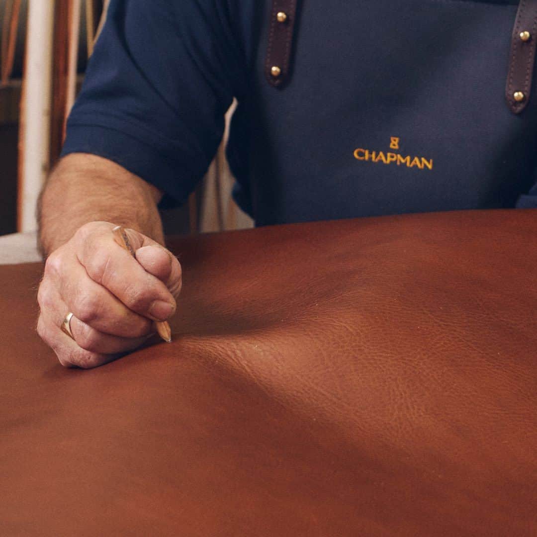 ジョンチャップマンのインスタグラム：「Inspect: Leather is a natural product, with that comes imperfections. At Chapman, every hide we work with is chosen with the utmost care and precision. We inspect each one individually to guarantee that only the best is used to create our leather goods.」