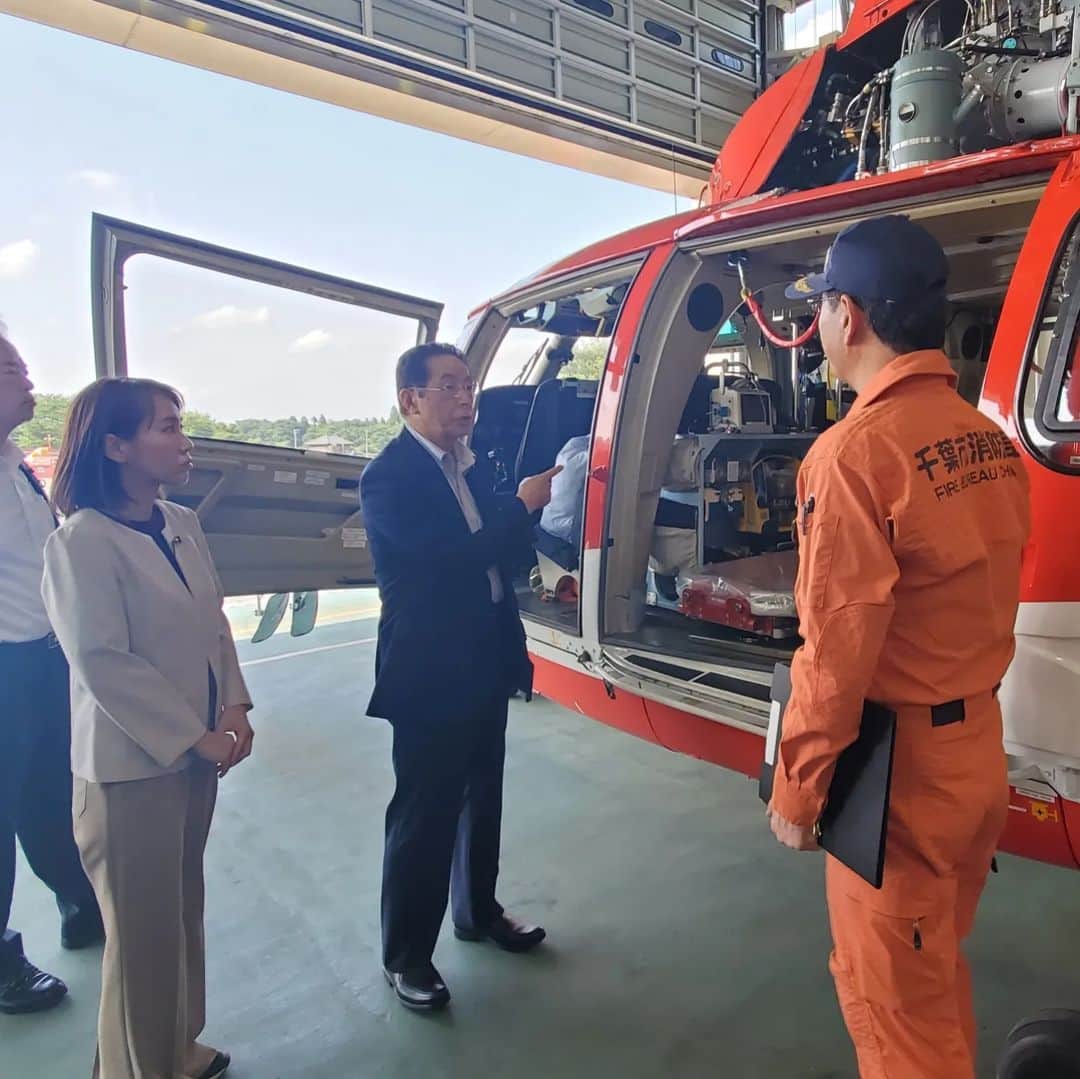 水野友貴さんのインスタグラム写真 - (水野友貴Instagram)「本日、千葉県議会では所属する総務防災常任委員会が行われ、議案審査後、DX推進と災害時における部署連携について質疑を行いました。詳細はブログに掲載します。 委員会後は県内調査に向かい、千葉市消防局航空隊の消防ヘリコプターを視察。実際に救助する様子も拝見させていただきました。 千葉県と千葉市で「消防防災ヘリコプターの出動に関する協定」を締結しており、県が維持管理費の一部を負担する代わりに千葉市のみならず県内で緊急時や災害時は県がヘリを要請することができます。 ちなみに年間の出動数は約250件(災害出動約90件、災害以外約160件)となっています。  #千葉県 #千葉県議会 #千葉県議会議員 #水野ゆうき #消防ヘリコプター  #千葉市」7月4日 18時20分 - mizunoyuuki