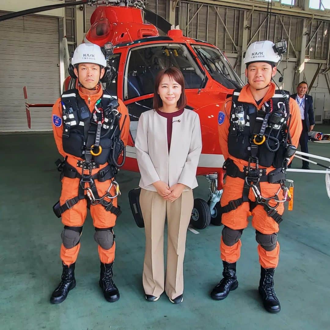 水野友貴のインスタグラム：「本日、千葉県議会では所属する総務防災常任委員会が行われ、議案審査後、DX推進と災害時における部署連携について質疑を行いました。詳細はブログに掲載します。 委員会後は県内調査に向かい、千葉市消防局航空隊の消防ヘリコプターを視察。実際に救助する様子も拝見させていただきました。 千葉県と千葉市で「消防防災ヘリコプターの出動に関する協定」を締結しており、県が維持管理費の一部を負担する代わりに千葉市のみならず県内で緊急時や災害時は県がヘリを要請することができます。 ちなみに年間の出動数は約250件(災害出動約90件、災害以外約160件)となっています。  #千葉県 #千葉県議会 #千葉県議会議員 #水野ゆうき #消防ヘリコプター  #千葉市」