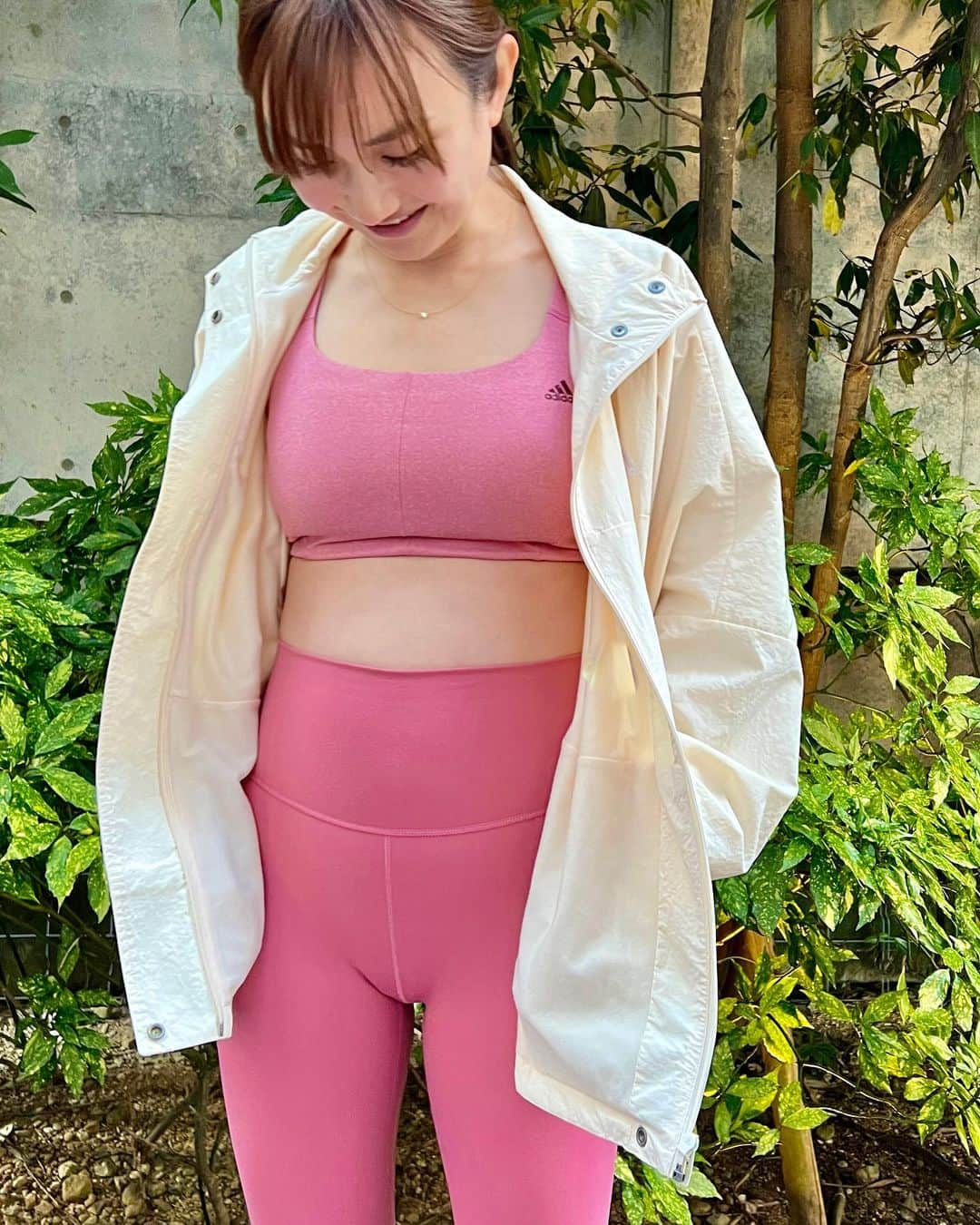 湯田友美さんのインスタグラム写真 - (湯田友美Instagram)「I put on 10 kilos/10months 変化し続けた体🤲今回は、産前から10kg増でゴールしそう。(もう少し増やしてあげたかったけど、食欲わかず…)  後半は、食事を用意するのも面倒で、焼き魚頻繁登場の質素…もといヘルシーな食卓に。笑 市民ランナーの夫は、朝ラン(私が目覚める前に帰宅がルール😏)＋仕事＋ヘルシーな食卓(笑)＋息子との遊びで2キロのダイエットに成功🤣👏やつれ？  私は、仕事着でもあるウェアを長時間着るため、体の変化と共にスポブラのサイズを上げていき、ウェストのゆるいパンツ👖へ変えていき、上は大きめのジャケットを羽織っていました。服のストレスがなかったおかげもあり、仕事＋運動が継続ができたかな😊  2枚目は、1人目の時は使わなかった、マタニティ用のタイツ！東京マラソンは、このタイツのおかげで長時間でも苦しくなかった😊お腹も冷えなくてよかった◎  シューズは、増えた体重の衝撃から体を守ってもらうため、クッションのあるもの。 #ultraboost  #adizerosl  おかげで、最後までフットワーク軽く、たくさん移動もして動けました🚃🚅✈️  ありがとー、私のウェア達🤍 そして、産後もよろしく😂  #10monthspregnant  #もう歩くのも嫌😇」7月4日 18時20分 - yudatomomi