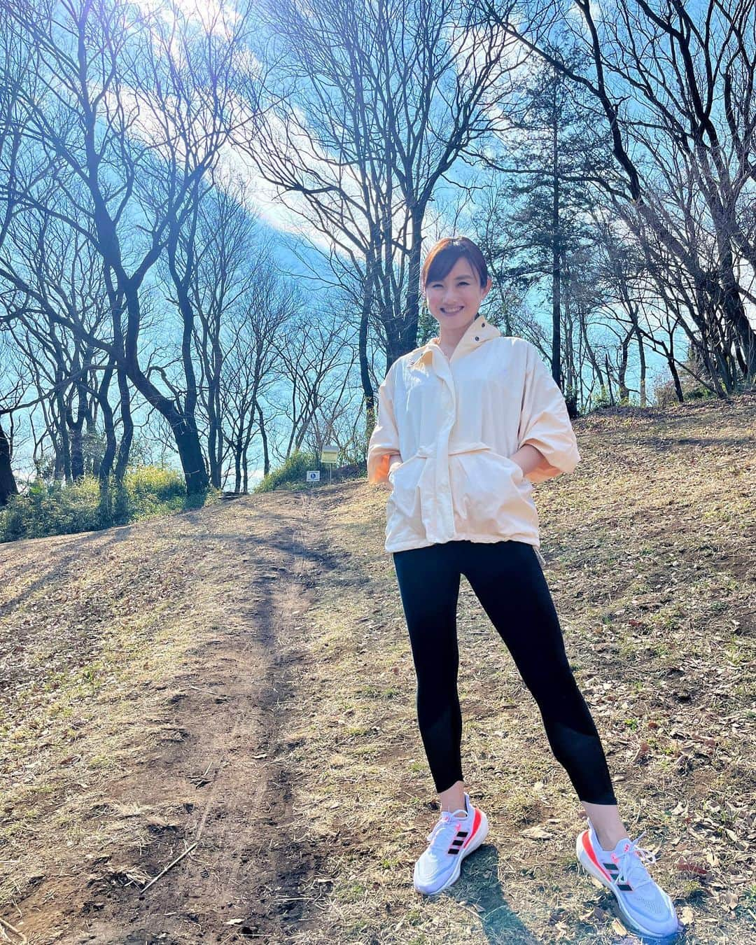 湯田友美さんのインスタグラム写真 - (湯田友美Instagram)「I put on 10 kilos/10months 変化し続けた体🤲今回は、産前から10kg増でゴールしそう。(もう少し増やしてあげたかったけど、食欲わかず…)  後半は、食事を用意するのも面倒で、焼き魚頻繁登場の質素…もといヘルシーな食卓に。笑 市民ランナーの夫は、朝ラン(私が目覚める前に帰宅がルール😏)＋仕事＋ヘルシーな食卓(笑)＋息子との遊びで2キロのダイエットに成功🤣👏やつれ？  私は、仕事着でもあるウェアを長時間着るため、体の変化と共にスポブラのサイズを上げていき、ウェストのゆるいパンツ👖へ変えていき、上は大きめのジャケットを羽織っていました。服のストレスがなかったおかげもあり、仕事＋運動が継続ができたかな😊  2枚目は、1人目の時は使わなかった、マタニティ用のタイツ！東京マラソンは、このタイツのおかげで長時間でも苦しくなかった😊お腹も冷えなくてよかった◎  シューズは、増えた体重の衝撃から体を守ってもらうため、クッションのあるもの。 #ultraboost  #adizerosl  おかげで、最後までフットワーク軽く、たくさん移動もして動けました🚃🚅✈️  ありがとー、私のウェア達🤍 そして、産後もよろしく😂  #10monthspregnant  #もう歩くのも嫌😇」7月4日 18時20分 - yudatomomi