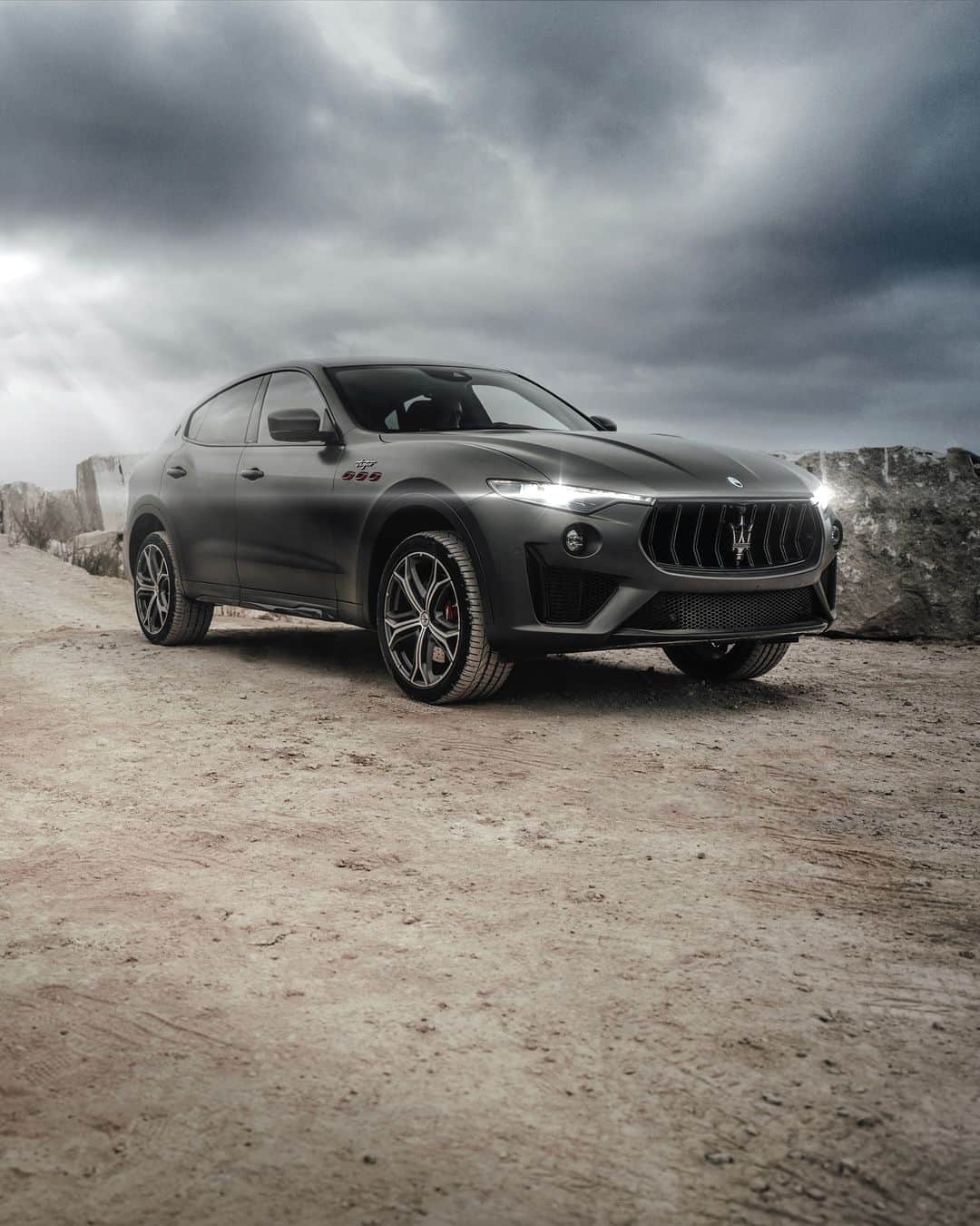 Maserati Japan | マセラティ ジャパンのインスタグラム：「マセラティの歴史を語るためには欠かせない作品であり、マラネッロ工場で作られた唯一無二の性能を持つ伝説のV型8気筒ガソリンツインターボエンジン。ついに2023年後半に生産が終了。電気化へバトンを繋ぎます。  https://www.maserati.com/jp/ja/shopping-tools/v8-engine-2023  #Maserati #マセラティ #MaseratiJapan #マセラティジャパン #LevanteTrofeo #レヴァンテトロフェオ #GhibiliTrofeo #ギブリトロフェオ #QuattroporteTrofeo #クアトロポルテトロフェオ」