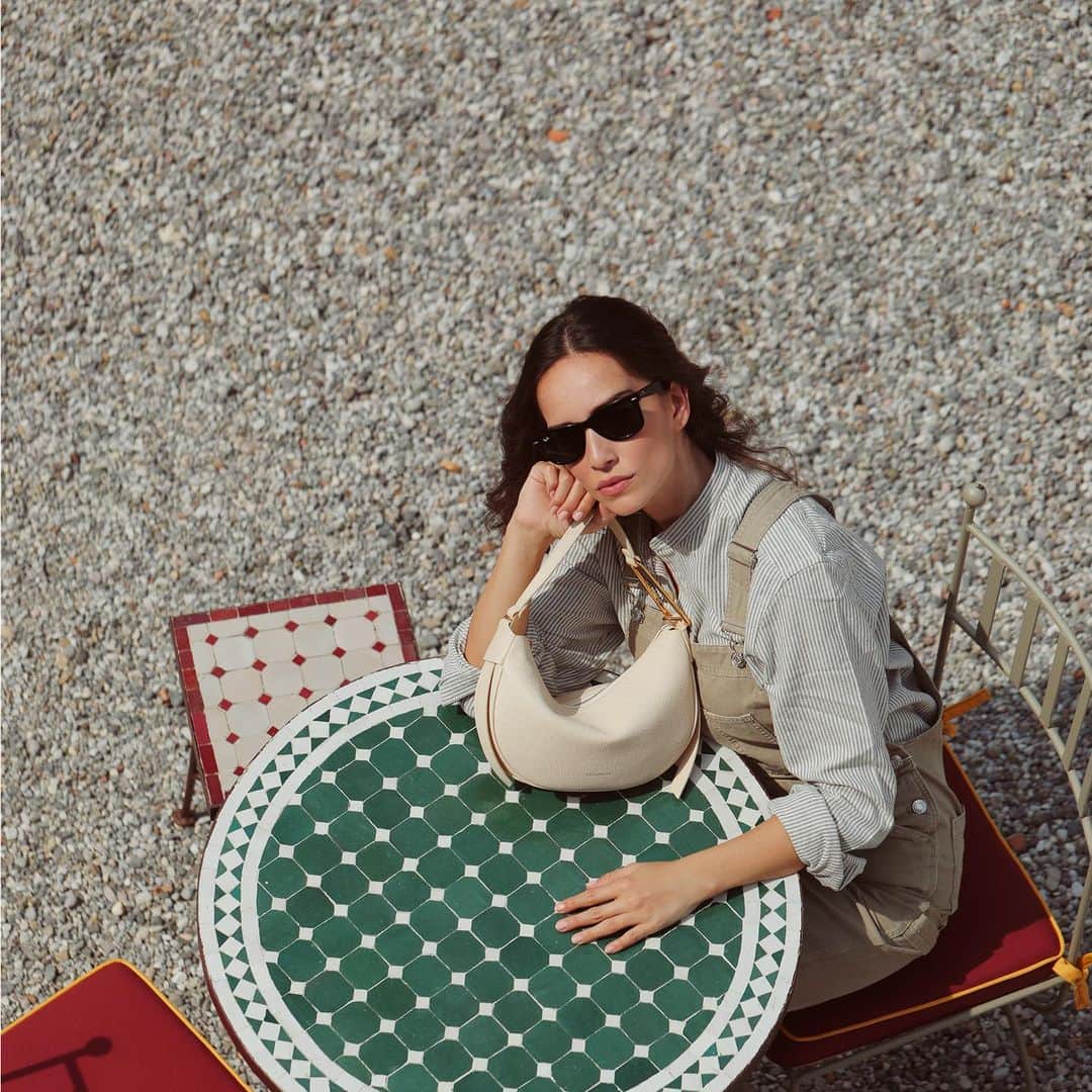 コチネレのインスタグラム：「Master the language of minimalism with Coccinelle Priscilla. #Coccinelle #FW23 #CoccinellePriscilla」