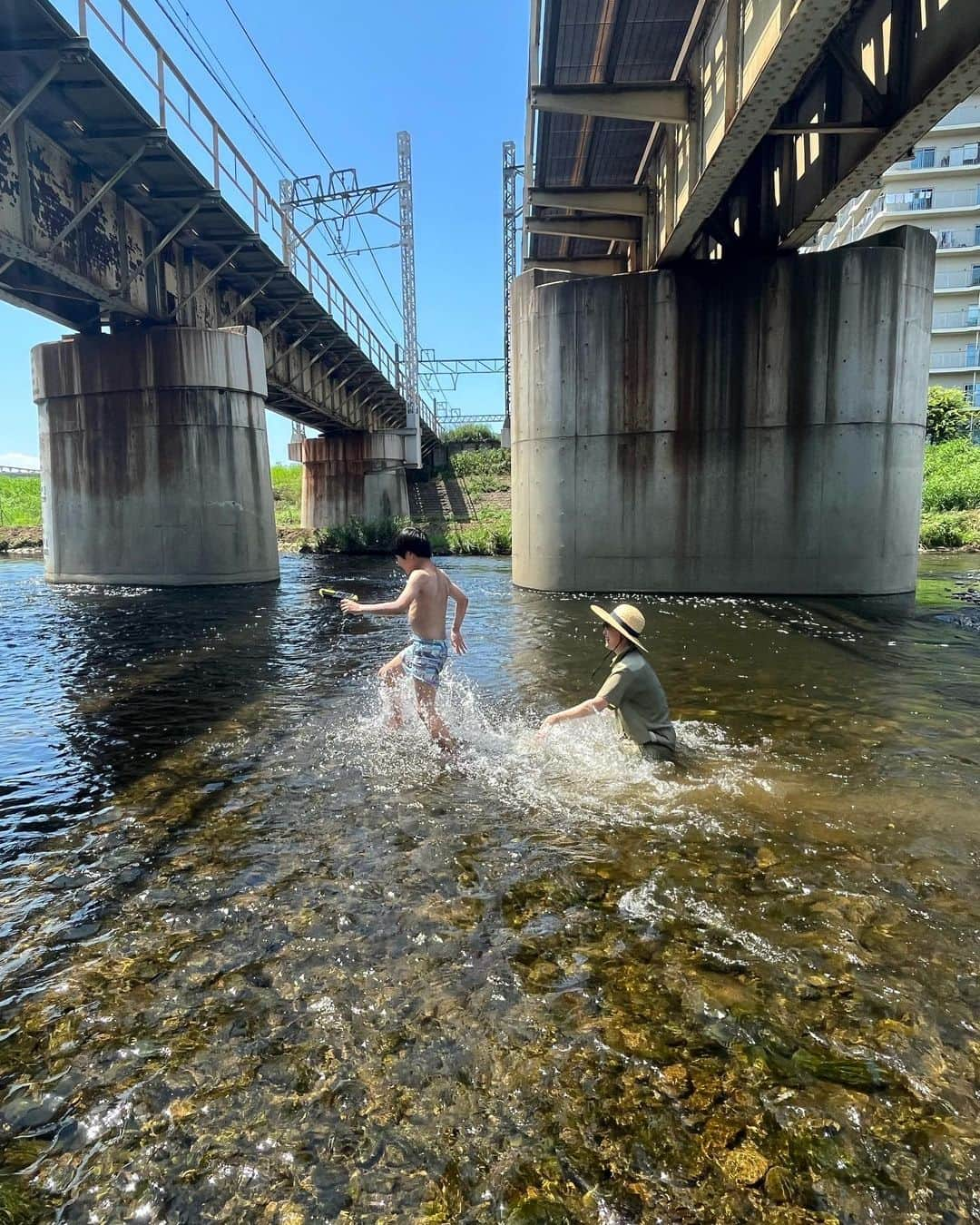 佐野千晃さんのインスタグラム写真 - (佐野千晃Instagram)「この前のBBQ🍖  地元の川の電車の下だから全然人がいなくてめちゃくちゃ良かったww  (急行が通ると皿が飛ぶほどの風が吹くけどw )  海鮮もお肉も野菜も安いのに激うま！！  やっぱり外でみんなで食べると変わるんだな〜って🤤  酒が進むぜ🤤  (ジンジャーエール濃いめのキティ)  BBQセットえみが持ってるからいいかなって思うけど、自分で買うか悩んじゃうわ！！！笑  ごろごろついたクーラーボックスも欲しくなった🤤  #natural #healthy #good #gilrs #gilr #cool #cute #ooted #selfie #self #face #スポーツ女子 #スポーツ #bbq #とうもろこし #美味しい #椎茸 #佐野家 #は #たけし #と呼ぶ」7月4日 18時30分 - sanochiaki810