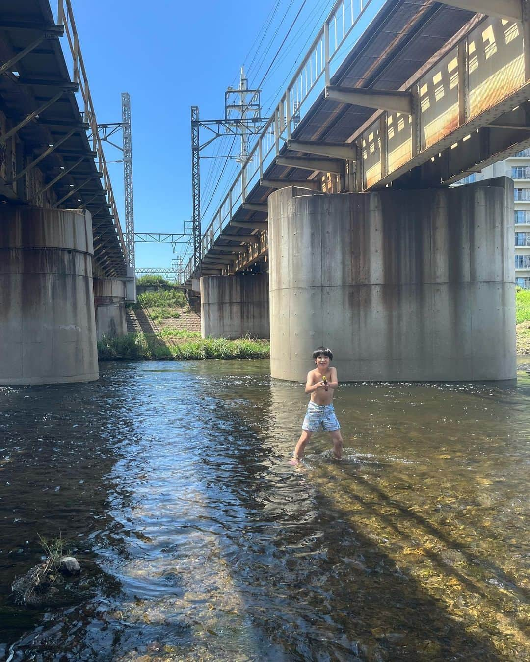 佐野千晃さんのインスタグラム写真 - (佐野千晃Instagram)「この前のBBQ🍖  地元の川の電車の下だから全然人がいなくてめちゃくちゃ良かったww  (急行が通ると皿が飛ぶほどの風が吹くけどw )  海鮮もお肉も野菜も安いのに激うま！！  やっぱり外でみんなで食べると変わるんだな〜って🤤  酒が進むぜ🤤  (ジンジャーエール濃いめのキティ)  BBQセットえみが持ってるからいいかなって思うけど、自分で買うか悩んじゃうわ！！！笑  ごろごろついたクーラーボックスも欲しくなった🤤  #natural #healthy #good #gilrs #gilr #cool #cute #ooted #selfie #self #face #スポーツ女子 #スポーツ #bbq #とうもろこし #美味しい #椎茸 #佐野家 #は #たけし #と呼ぶ」7月4日 18時30分 - sanochiaki810