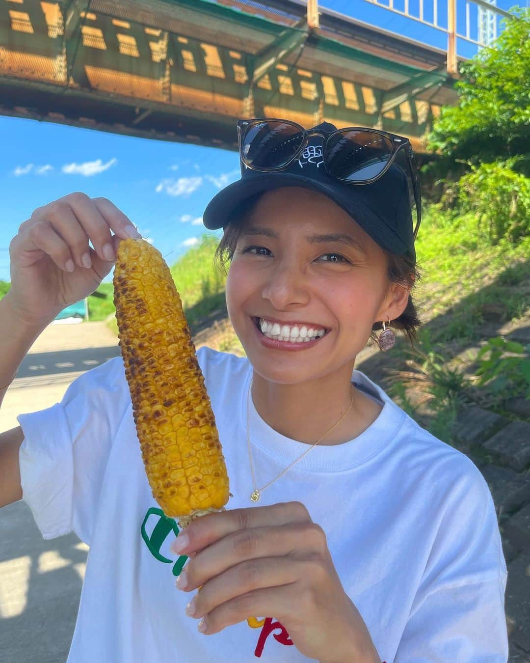 佐野千晃のインスタグラム：「この前のBBQ🍖  地元の川の電車の下だから全然人がいなくてめちゃくちゃ良かったww  (急行が通ると皿が飛ぶほどの風が吹くけどw )  海鮮もお肉も野菜も安いのに激うま！！  やっぱり外でみんなで食べると変わるんだな〜って🤤  酒が進むぜ🤤  (ジンジャーエール濃いめのキティ)  BBQセットえみが持ってるからいいかなって思うけど、自分で買うか悩んじゃうわ！！！笑  ごろごろついたクーラーボックスも欲しくなった🤤  #natural #healthy #good #gilrs #gilr #cool #cute #ooted #selfie #self #face #スポーツ女子 #スポーツ #bbq #とうもろこし #美味しい #椎茸 #佐野家 #は #たけし #と呼ぶ」