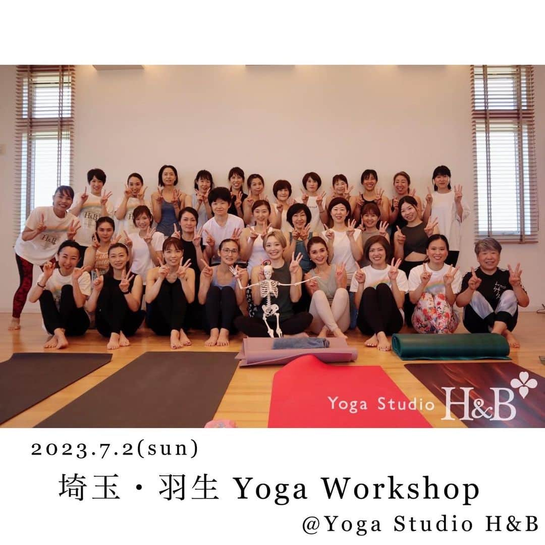 宮城由香のインスタグラム：「.     7月2日(日) 初めての埼玉・羽生でのYoga WSやってきました〜！！ ⁡ 初のスタジオ @yogastudiohb ですが、オーナーのノリノリ @norikokumakura とは17年前からの繋がり。 数字に自分でビックリするけど、生きてる年数が長くなってくると付き合いも長くなるよね〜(^^) ⁡ ⁡ なんと studio H&Bさんは13周年ということで前祝い？WSでした！！ 私なんぞを呼んでいただけて本当にありがたい限りです😌🙏🏻  ⁡ クラスはというと、満員の30名！！ 日常に戻った感じがしてとても嬉しいし、たくさんの方といろいろシェアできて楽しすぎます！って！ ⁡ 埼玉はもちろん、群馬や栃木・東京からも来ていただけました！ 皆さん、色々なところから本当にありがとうございます😭💕 ⁡ ⁡ 最初は緊張気味でしたが(私も) 基礎クラスのペアワークとかが始まったらワイワイ♪ 人の身体を見ながら、自分の体も動かしながら 目で見て、実際に動けるかやってみて いろんな質問が出て、その度にシェアして すごく活気のあるクラスになりました！！ とにかく私が楽しんでいる様子は、H&BさんのInstagramの投稿に！ ⁡ ⁡ WSって質問が出れば出るほど内容が濃くなりますよね♪ 最初は質問したいことがわからない‥って状況ももちろんですが、動いてみた感想のシェアでも あぁ、それは自分にはない感覚だから聞けてよかったな〜って気づきがあったりね♪ だからたくさん話して、感じて、笑い合える時間になっていたら嬉しいです。 ⁡ ⁡ ⁡ ⁡ シークエンスクラスは‥ 一つ一つのアーサナの入り方や、意識の向け方等をすっごく伝えすぎてまさかの‥ え？あと15分？？ ⁡ でテンパりましたが、皆さんの優しさとやる気に救われました！！ それぞれ自身のできる限りのチャレンジをしてくださりありがとうございました！！ ⁡ ⁡ シークエンスで大切なのは 一つ一つを繋いでいくことかなと。 ⁡ アーサナとって終わり！ではなくて、階段をのぼるように1段づつ少しづつ深めていく。 どこまで登るかよりもどんな感覚があって、どうやって登ってきて、どんな景色を見てきて 『今の私が感じること』と向き合っていく。 ⁡ 楽しんでいただけていたら嬉しいです！！ 筋肉痛報告もたくさんいただき、次の日まで‥数日？このWSを楽しんでいただけてるなんて なんて最高なんでしょうか(^^) ⁡ ご参加いただきました皆様、ありがとうございました！！ ⁡ そして、お声がけいただきました @yogastudiohb さんと @norikokumakura ちゃん、素敵な機会をくださりありがとうございました！！美味しいご飯も♡ そしてそして、WSの準備や車の整理・受付・Lessonのサポート・片付け‥もー色々！！スタッフの皆様も本当にありがとうございました！！！  お迎えに来てくださった旦那様もありがとうございました！！車でのおしゃべりも楽しかったです♪ ⁡ ⁡ ⁡ なんとノリノリ…次はいつ来てくれる？と言ってくれて（優しい！！！神！！） H&BさんでのWS、次回の開催も決定しました！！ ふふふ。秋だよ♪  ⁡ 皆様、またぜひぜひよろしくお願いいたします(^^) 日程等またお知らせさせていただきますね♡ ⁡ 今回来られなかったけど次は行きたい！の方がいらっしゃいましたら、 H&Bさんをフォローしておいてくださいね🤗 ⁡ たくさんのことを伝えられるように 私も精進して、また埼玉・羽生 H&Bさんに参上いたします！！ ⁡ 東京来られる際はぜひ @studiogod に遊びに来てくださいね＼(^o^)／ ご予約に関してはいつでもDMいただければご案内させていただきます💪 ⁡ ⁡ ⁡ #宮城由香 #yukamiyagi  #アーサナクラス #ヨガワークショップ  #埼玉 #羽生 #埼玉ヨガスタジオ  #yogastudiohandb」