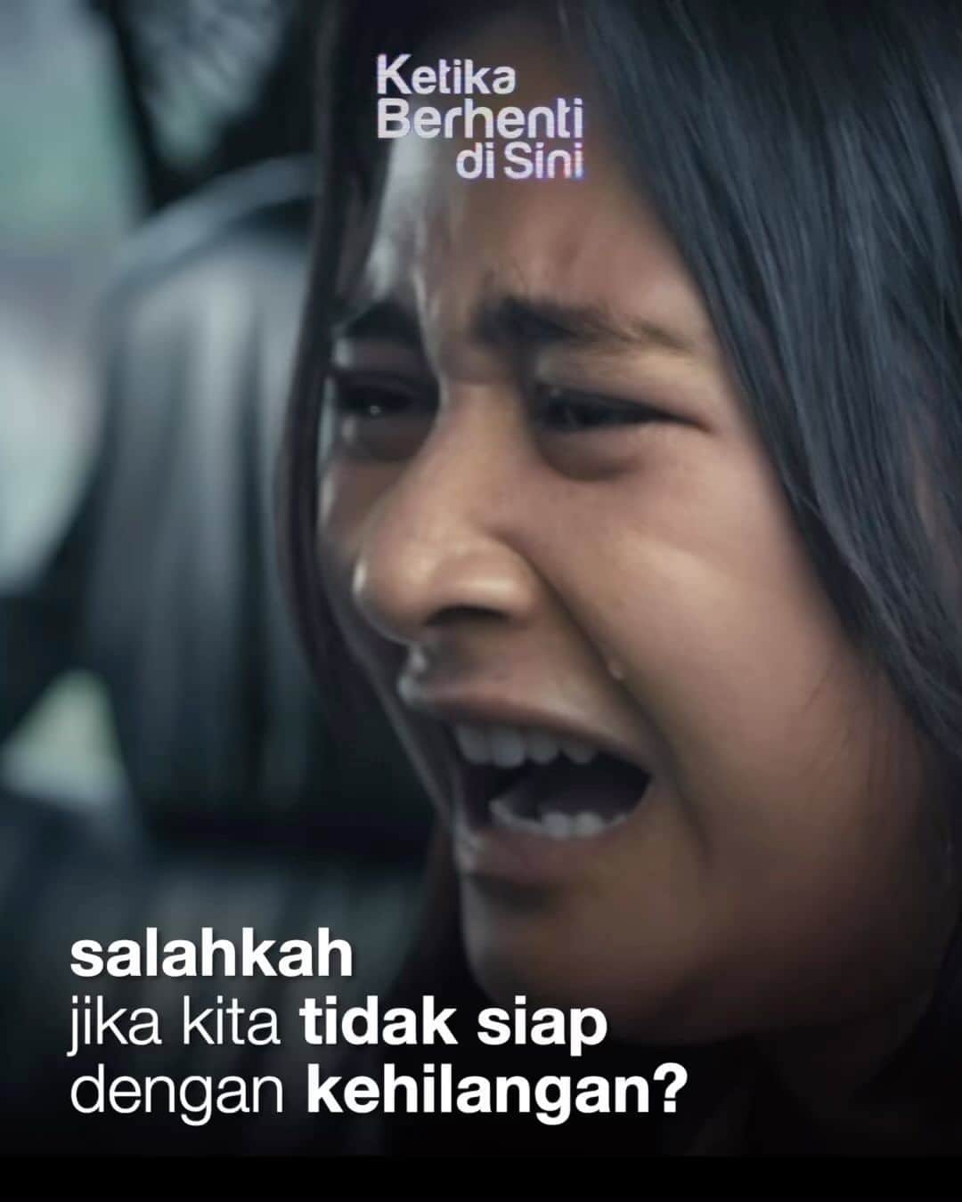 Prilly Latuconsinaのインスタグラム：「Aku tidak pernah takut untuk jatuh cinta. Karena aku tau disaat aku sudah mencintai seseorang, aku akan fokus ke orang tersebut. Kadang aku rela kehilangan sesuatu demi cinta. Dan itu tidak apa-apa. Tapi yang membuatku takut adalah kehilangan orang tersebut.   banyak pertanyaan di kepalaku kadang... "aduh bisa gak ya hidup tanpa dia?" "kalau dia diambil gimana?" "apa bisa terisi penuh lagi hati aku?"  Tuhan... Haruskah kehilangan meninggalkan luka yang tak bisa hilang?  Bagaimana caranya melanjutkan hidup dan tetap bahagia setelah kehilangan?   Saksikan Ketika Berhenti Di Sini tayang 27 Juli 2023 di bioskop.  #KetikaBerhentiDiSini #MerayakanKehilangan」