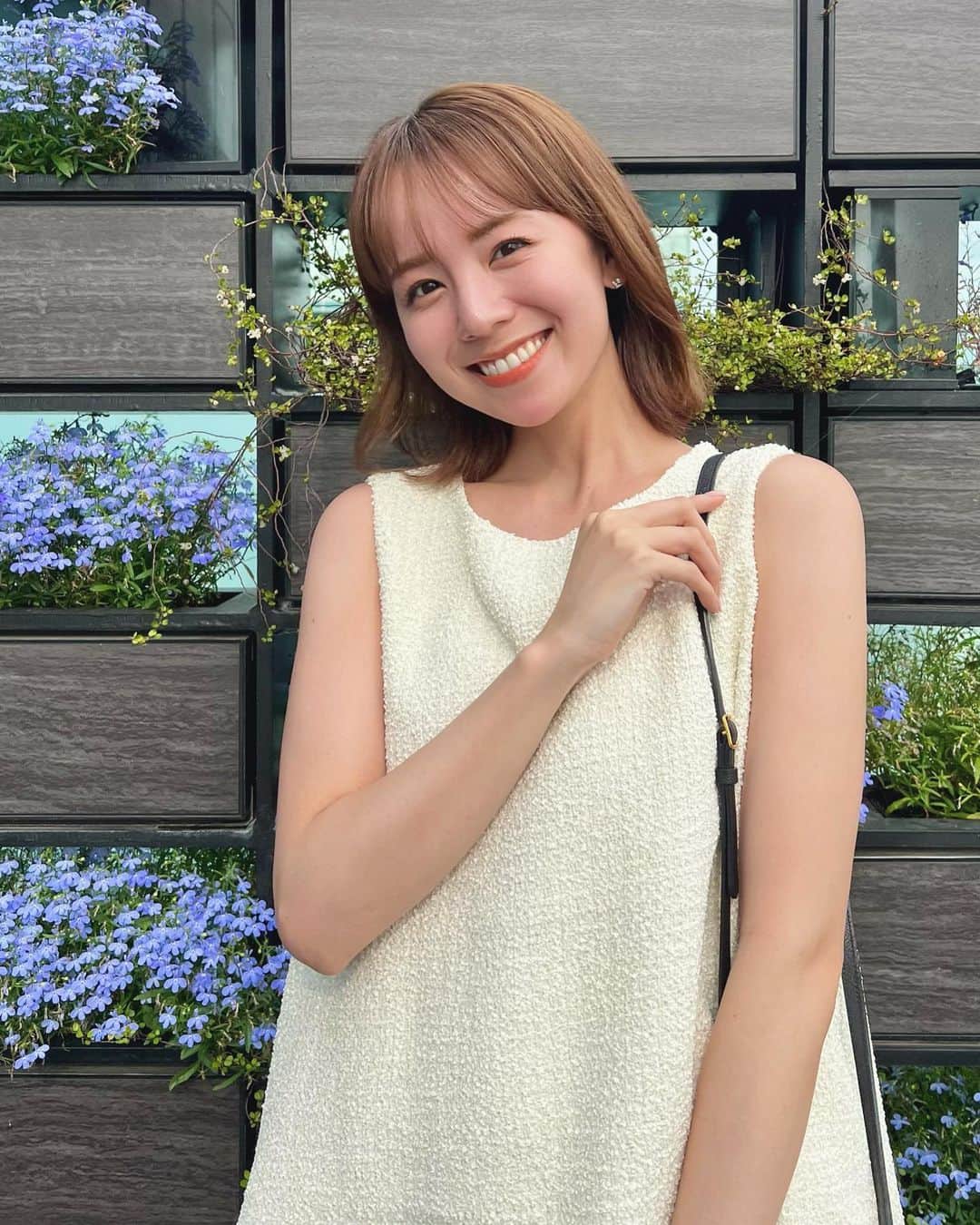 のインスタグラム：「この間の女子会ランチコーデ♡ 最近はキレイめにちょっと可愛さ足すのが気分💐  このトップスもツイードでバックリボンが可愛いの🎀」