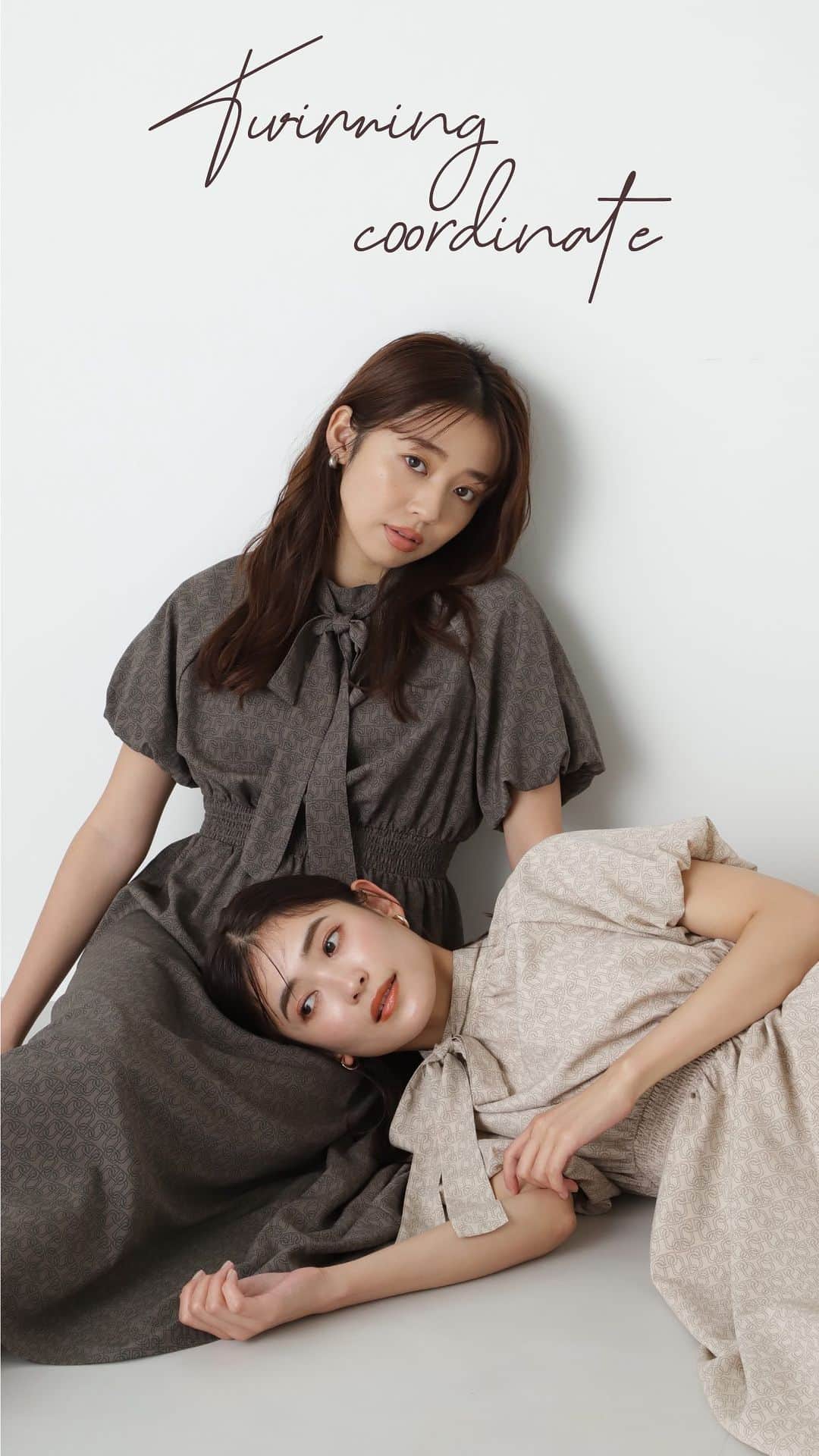 NATURAL BEAUTY BASICのインスタグラム：「Twinning coordinate  同じITEM×色違いの双子コーデ✨ ボトムで雰囲気も自由自在です🫶  ✔商品のラインナップはタグ付けをチェック🏷  #双子コーデ #オソロコーデ #ツインズ #シミラールック #晩夏 #秋先取り #秋カラー #夏 #夏コーデ#お出かけコーデ#オフィスコーデ #オフィスカジュアル #通勤コーデ #ワンピースコーデ#大人可愛い #カラーコーデ#着回しコーデ #きれいめカジュアル#ベーシックコーデ #ベーシック#ナチュラルコーデ #トレンドスタイル #シンプルコーデ#ナチュラルビューティーベーシック #naturalbeautybasic」