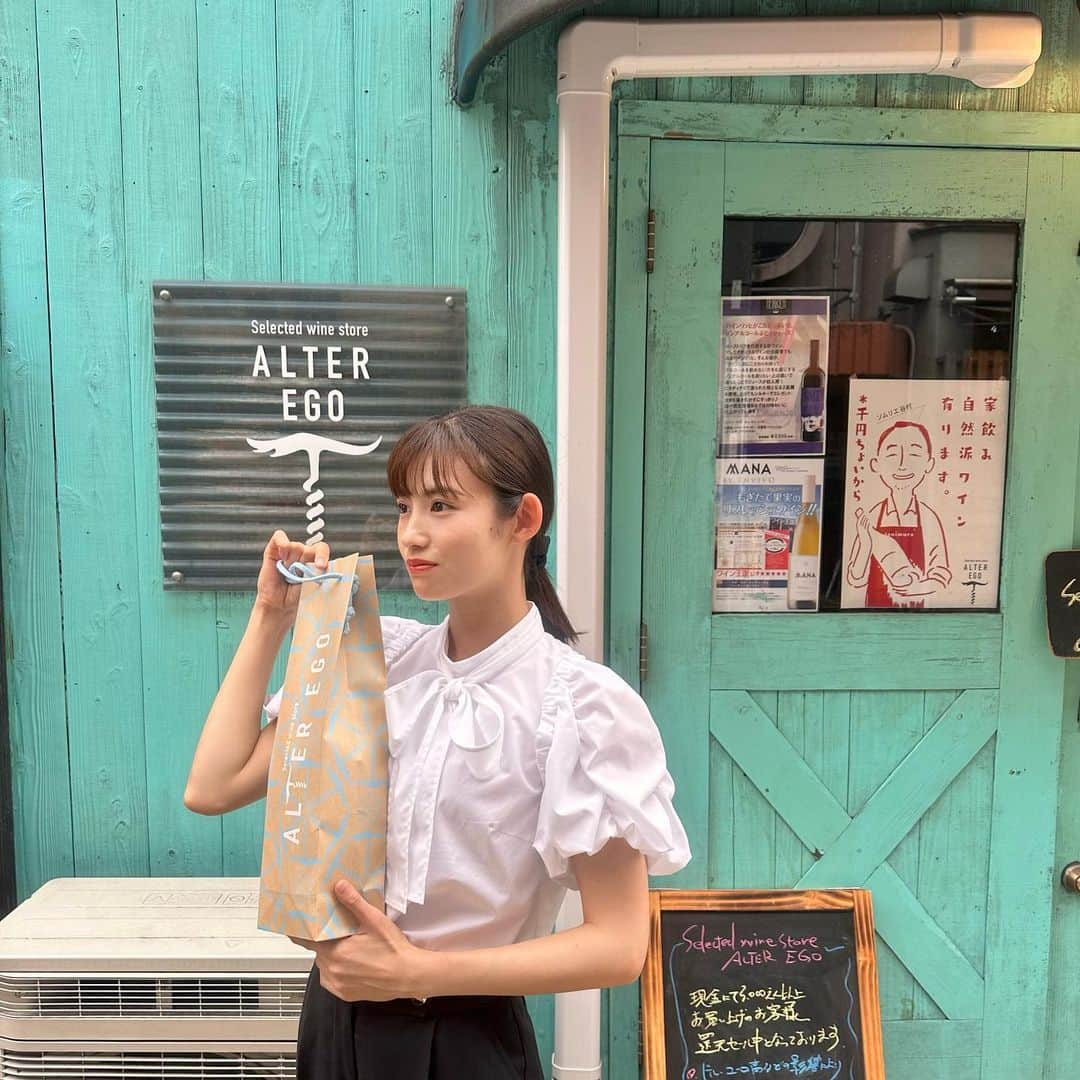 脇あかりのインスタグラム：「Selected wine store ALTER EGO⛵️  いつも、お店の方と話しながら… 決めるワインショップ🥰 アニメとかの船の中のワイン倉庫みたいな♡選ぶのが楽しい場所😋  ワイン好きトークで、 重めが好きです。って言ったら 大体の方が…若いですね！って言うんだけど🥹笑 私、若いらしいです🫦  @selectedwinestorealterego  “Thank you”  #大分　#府内　#府内町 #ワイン　#ワインショップ #vino #オーガニックワイン　#自然派ワイン」