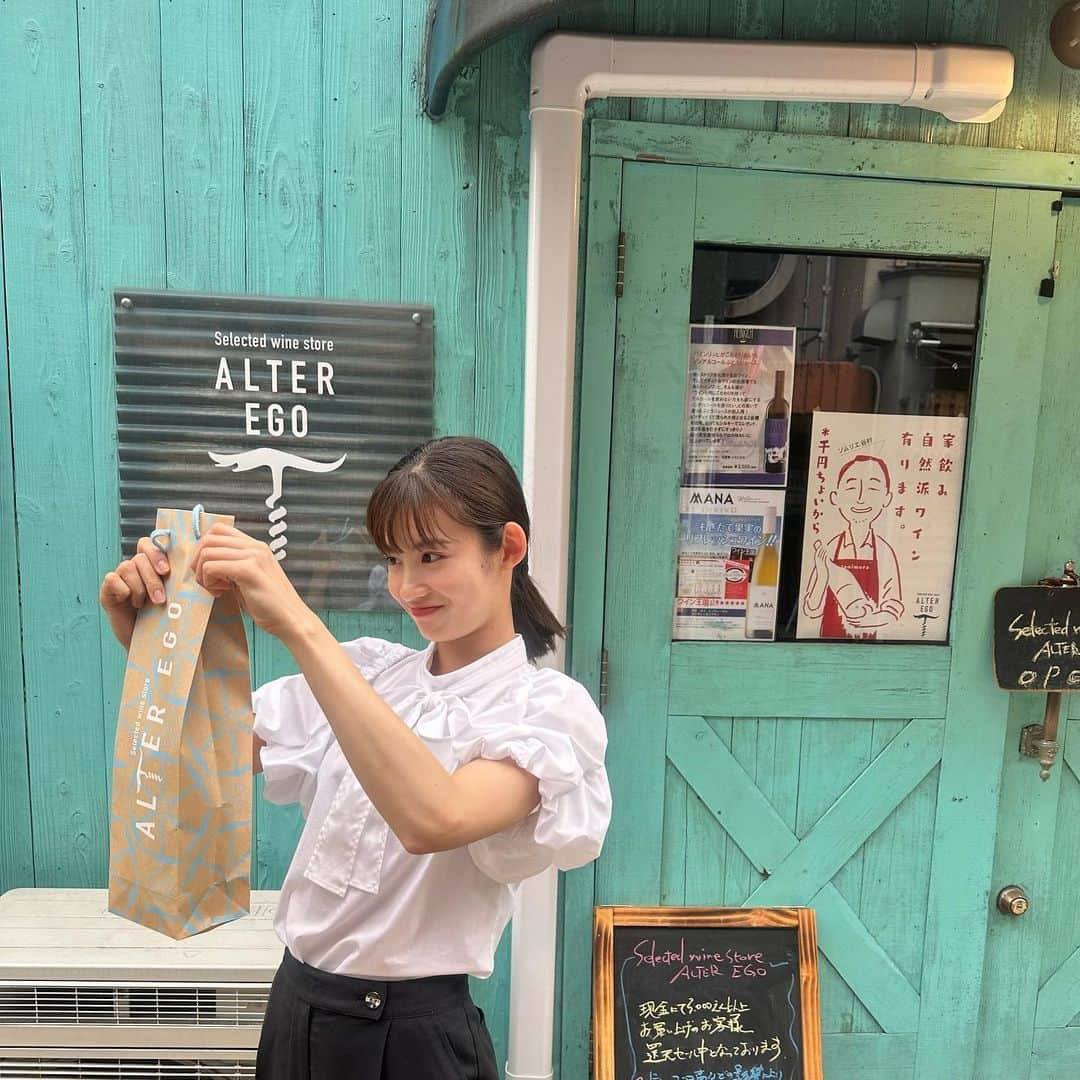 脇あかりさんのインスタグラム写真 - (脇あかりInstagram)「Selected wine store ALTER EGO⛵️  いつも、お店の方と話しながら… 決めるワインショップ🥰 アニメとかの船の中のワイン倉庫みたいな♡選ぶのが楽しい場所😋  ワイン好きトークで、 重めが好きです。って言ったら 大体の方が…若いですね！って言うんだけど🥹笑 私、若いらしいです🫦  @selectedwinestorealterego  “Thank you”  #大分　#府内　#府内町 #ワイン　#ワインショップ #vino #オーガニックワイン　#自然派ワイン」7月4日 18時32分 - akari_waki_official