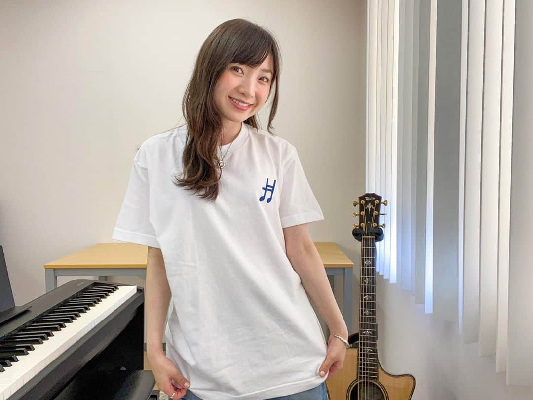 有安杏果のインスタグラム：「♪ ⁡ 今週末から始まるツアー A Little Harmony Liveのグッズです！ ⁡ Tシャツはロゴワンポイントなので使いやすく (後ろ向くと背中にはどーんとロゴあります（笑） ⁡ タオルは少し夏らしさもある爽やかな感じの色合いになってます🍧 ⁡ 私の個人的イチオシはマットブラックに黄色がアクセントになってるタンブラー♪ これからの暑い季節、氷沢山入れて飲むのも👍 あとテイクアウトしたドリンクをカップごと入れて使うのも最近流行ってるらしい💻🥤 ちなみに私はペン立てにしても使いたいです📝🎹 ⁡ 是非ライブ当日まで楽しみに待ってて下さい♪ ⁡ #acoustictour #piano #guitar #弾き語り #alittleharmony #リルハー #グッズ」