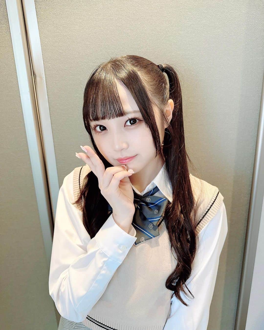 佐藤美波のインスタグラム：「✌🏻  制服まだまだ似合うかな、、？💭   #アイドル #idol #japaneseidol #ツインテール #制服 #アイドル衣装」