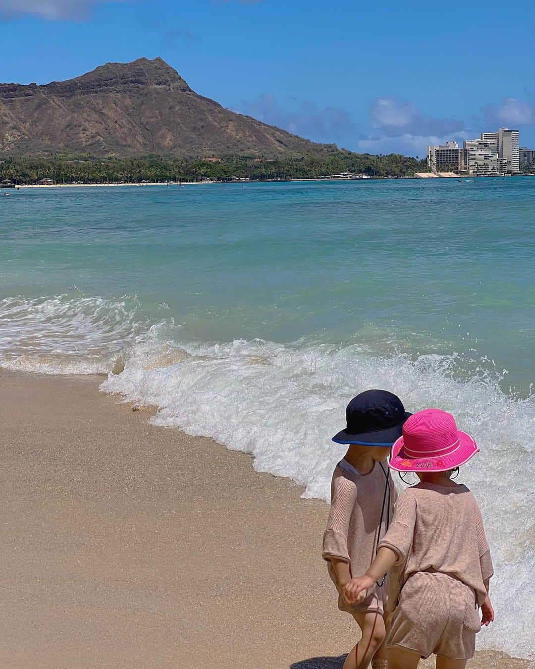 Remiさんのインスタグラム写真 - (RemiInstagram)「so happy to be back here🌺 ハワイ滞在も残り1日。 何度見ても目を奪われるこの光景ともお別れ😢  今回はアクティビティやイベント満載の旅でしたが、子どもたちが一つ一つをすごく楽しんでいて、成長を感じました。  最初に滞在したのはアウトリガーリーフワイキキ🌊 アロハスピリッツのホスピタリティ溢れるアウトリガーが大好きで、中でもリーフがお気に入り💙  ワイキキビーチを間近に感じられるホテルで、景色も最高🥹✨ お部屋から、ラウンジから、ビーチから、最大限にその景色を堪能しました🫶🏽  ------ 📍Waikiki, HI 🌺 @outriggerjapan  @outriggerreef  🗓2023.6-7 ------  #アウトリガーリーフワイキキビーチリゾート  #アウトリガーホテル #アウトリガーリーフ #ハワイホテル　#ワイキキホテル #子連れハワイ #outrigger #outriggerreef #outriggerreefwaikikibeachresort #hawaii #hawaiilife」7月4日 18時34分 - remi_912