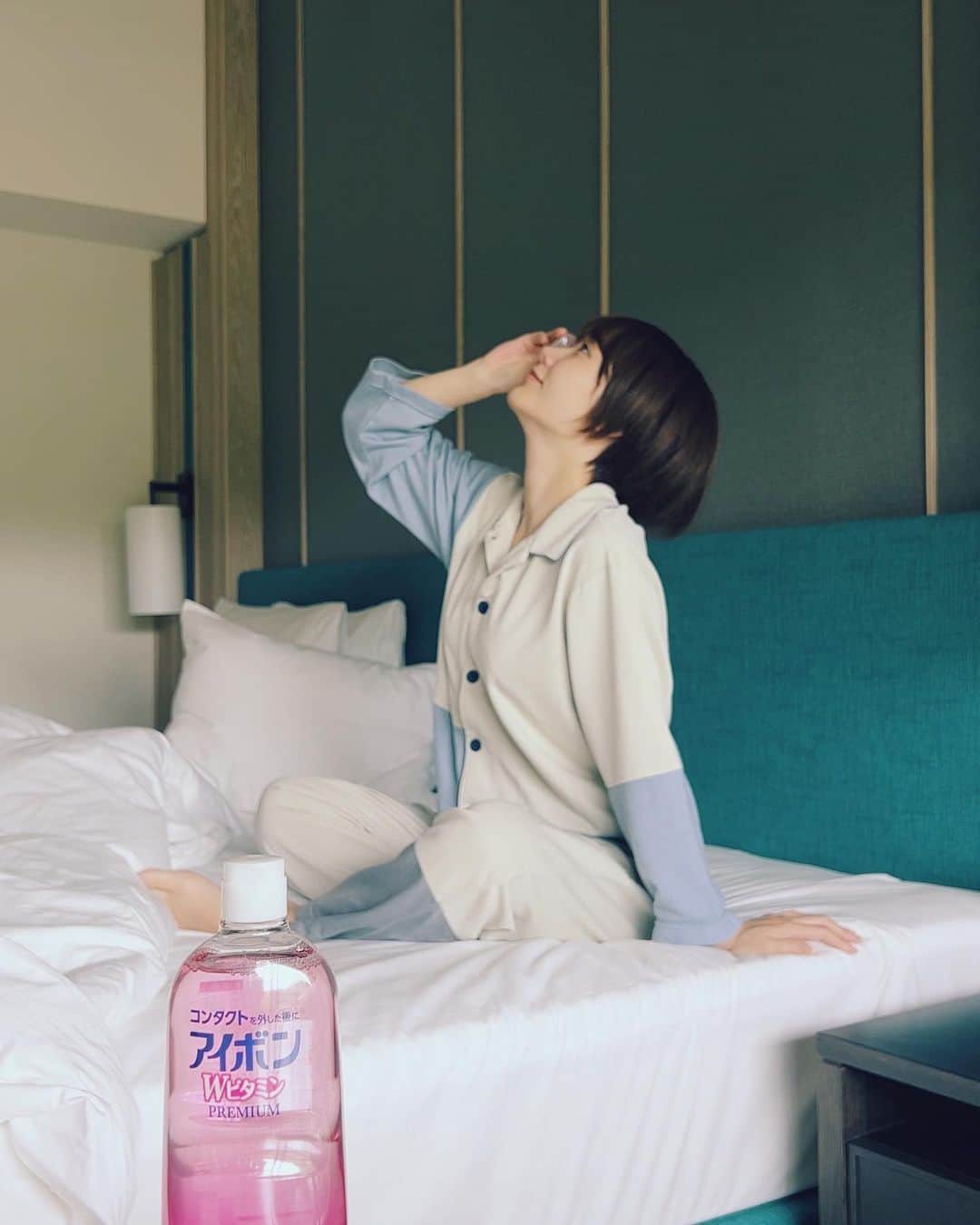 のがちゃんねるのインスタグラム：「今日も1日お疲れ様でした🌱  最近はコンタクトを1日中つけていることも多いので、アイボンWビタミンPREMIUMを使ってみたよ👀✨  コンタクトを外して、洗顔後に液の中で瞬きするだけ◎  しみる感じはないのに程よい清涼感でスッキリ気持ちいい！  目に入ったマスカラ・アイシャドウの粉、花粉・ほこりが気になるときにも良さそう！  目には見えない汚れもあるから、これからは洗顔と同じように洗眼も取り入れていきたいな✍️  ▼アイボンWビタミンPREMIUMのポイント  ・防腐剤フリー※1 ・涙に近い浸透圧でしみにくい ・角膜保護成分（コンドロイチン硫酸エステルナトリウム）が配合 ・目を守るムチン層も一緒に洗い流してしまわないような設計 ・ビタミン最大量配合※2  ドラッグストアで購入できるよ！ぜひ使ってみてね🌼  ※1 防腐剤とはベンザルコニウム塩化物、パラベン等のことを指します  ※2 一般用眼科用薬（洗眼薬）製造販売承認基準の最大濃度配合  #PR」