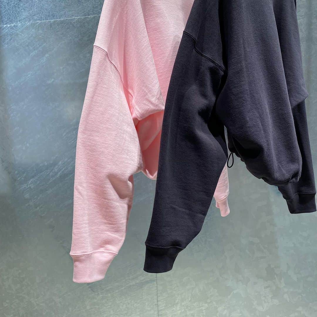H BEAUTY&YOUTHさんのインスタグラム写真 - (H BEAUTY&YOUTHInstagram)「＜H BEAUTY&YOUTH＞ DRAWSTRING SHORT PULLOVER ¥18,700 Color: PINK/LT.GRAY/BLACK Size: FREE  DRAWSTRING PANTS ¥18,700 Color: LT.GRAY/BLACK Size: FREE  #H_beautyandyouth #エイチビューティアンドユース @h_beautyandyouth  #BEAUTYANDYOUTH #ビューティアンドユース #Unitedarrows #ユナイテッドアローズ」7月4日 18時38分 - h_beautyandyouth