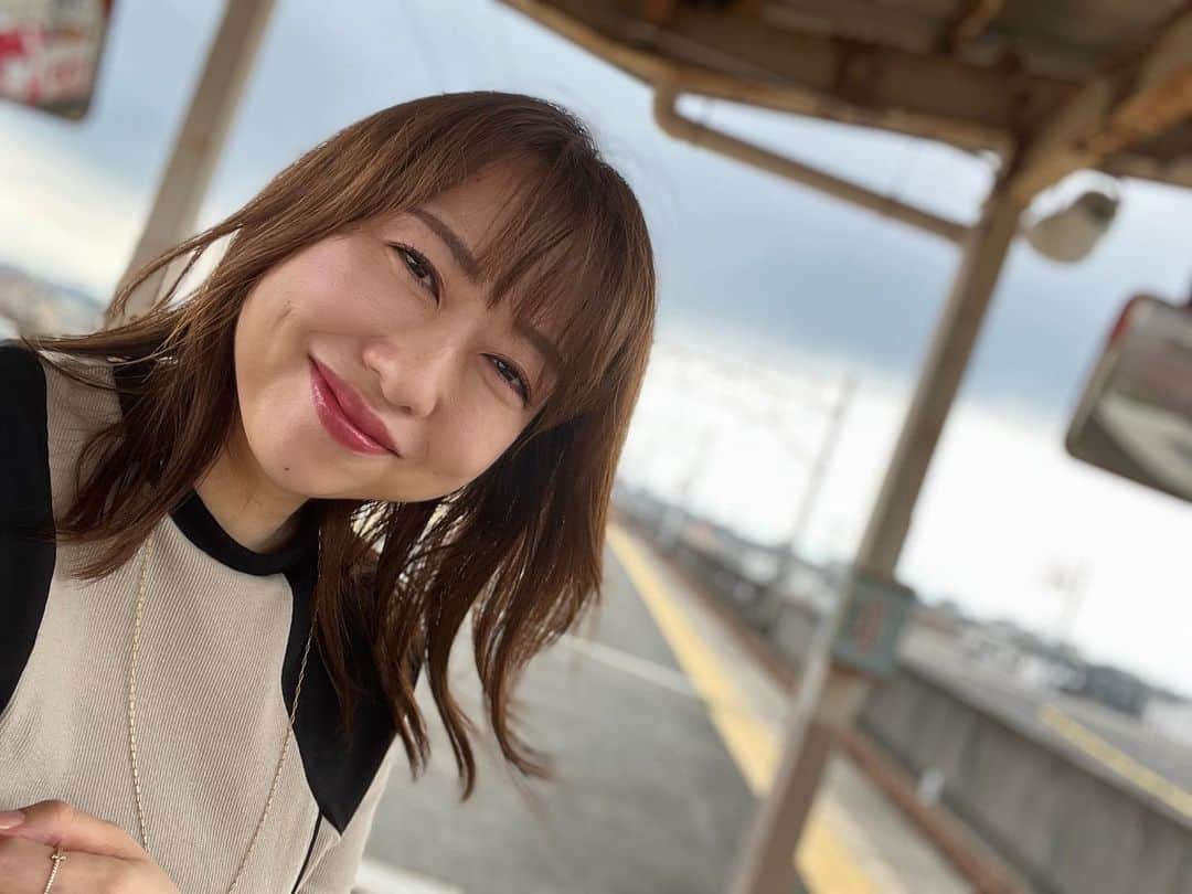 あいりのインスタグラム：「今日は朝6時出発でお仕事へ💪  久々に名鉄電車に乗りました〜🚃✨  #名鉄」