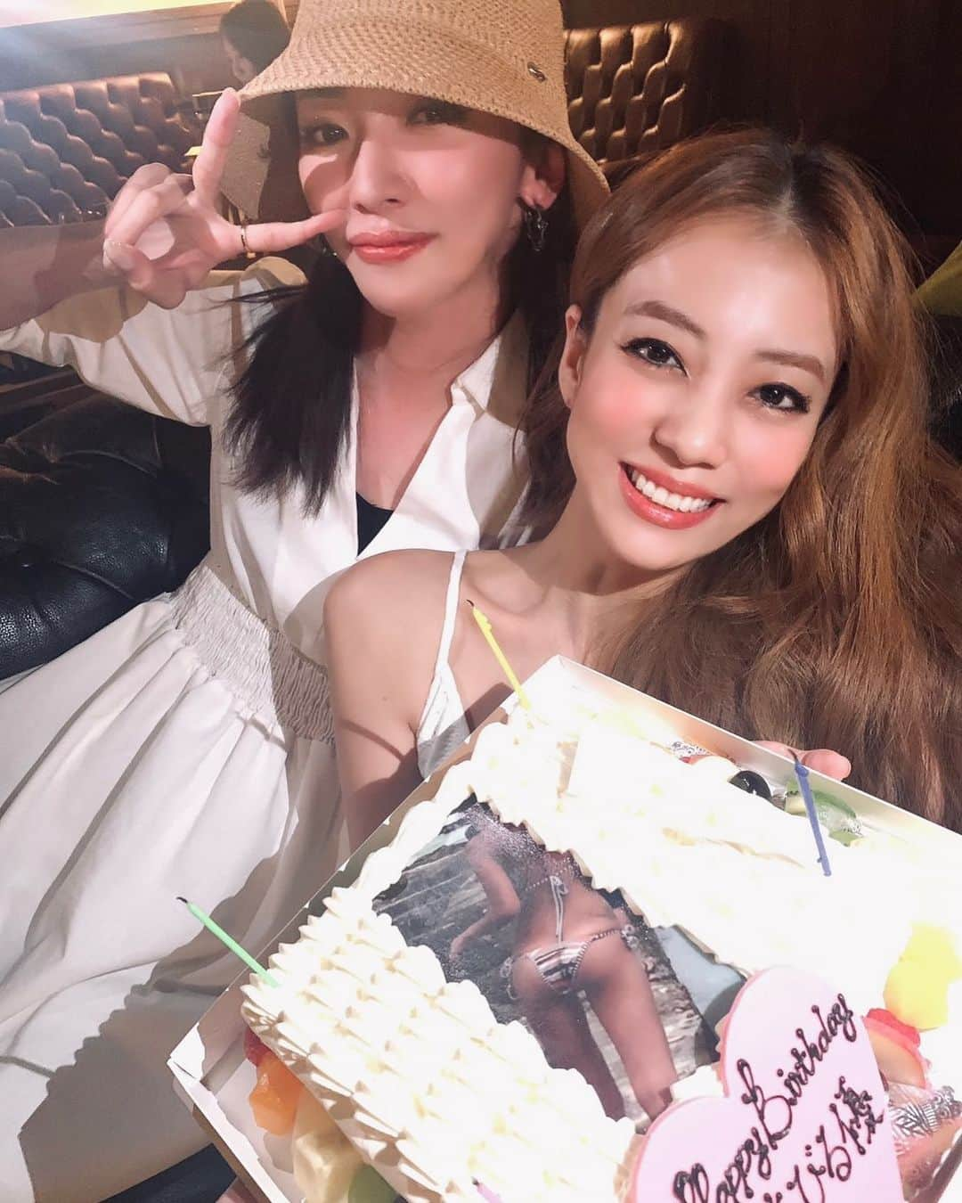 ゆしんのインスタグラム：「． HAPPY BIRTHDAY🩷🎂 ほっっんとに写真撮らない二人なので、 隙を見て記念に撮った😂メイクしてるとか更にレアすぎてw それよりもケーキの写真が癖強めw🍑」