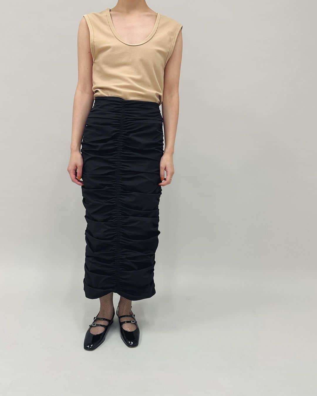 エディットフォールルさんのインスタグラム写真 - (エディットフォールルInstagram)「. EDIT. FOR LULU new skirt  7.6 11:00 new arrival.  strech taffeta shirring skirt (black) size:34,36 ¥22,000 in tax  34と36の2サイズで長さとシルエットをお好みで選べるように作りました。 34サイズは足首が出る長さ、36サイズは足首まで隠れてややゆとりのあるシルエットに。  1〜6、8、10枚　: 157cm / 34サイズ 7、9枚目　: 157cm / 36サイズ  一枚でポイントになる、ディテールのあるスカート。 ストレッチのある、軽やかなタフタ素材を使用しており、とても軽やかな履き心地。  後ろのセンター部分がゴムシャーリングになっているので、タイトシルエットですが動きやすいです。  夏はTシャツやキャミソールにサンダルやスニーカーを、秋冬はニットにタイツやストッキングを合わせて。トップスはインもアウトもよく合います。デザイン性があるけれど、様々な着こなしができるスカートです。  .」7月4日 18時44分 - editforlulu_official
