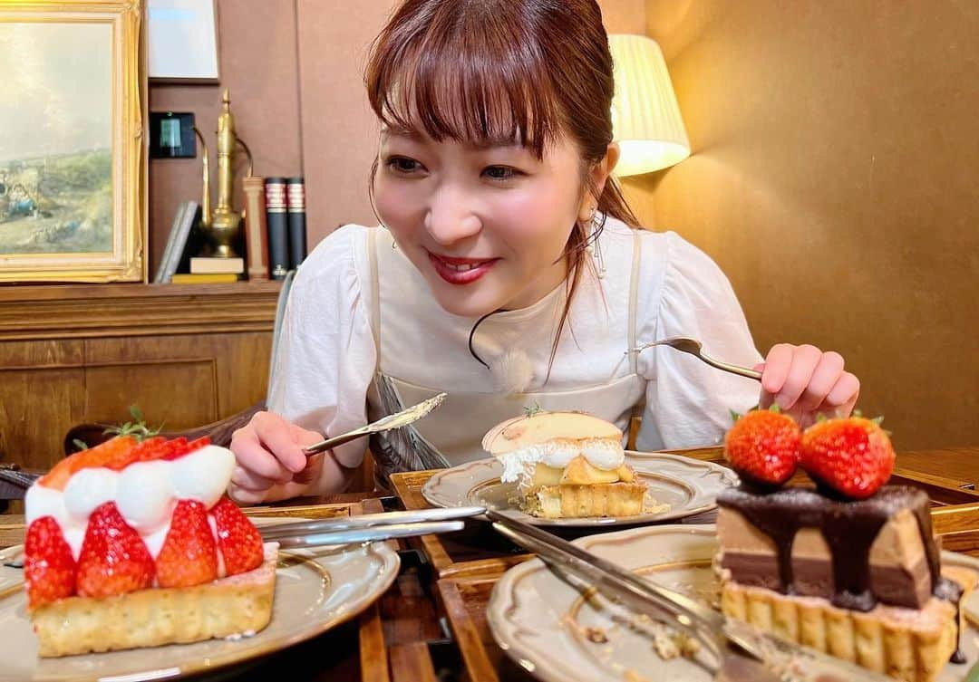 白井奈津のインスタグラム：「今日のイマ推しで紹介した 可愛いすぎるタルト🥧✨🧡  実は現場では3種類食べさせてもらいました🫶  フルーツタルト専門店『Hyde&Away』さん✨✨ @hyde_and_away  Z世代ディレクター福ちゃんは京都まで行って新作の調査までしてましたね👏👏 さすがすぎる福ちゃんのタルト愛☺️  #メーテレ #アップ #イマ推し #タルト #hydeandaway  #ハコタルト #箱タルト #フルーツの美味しさと #アールグレイが練り込まれたタルト生地が最高 #Ｚ世代ディレクター #福ちゃん #来週は村っちのターン #来週もイマ推しお楽しみに！！」