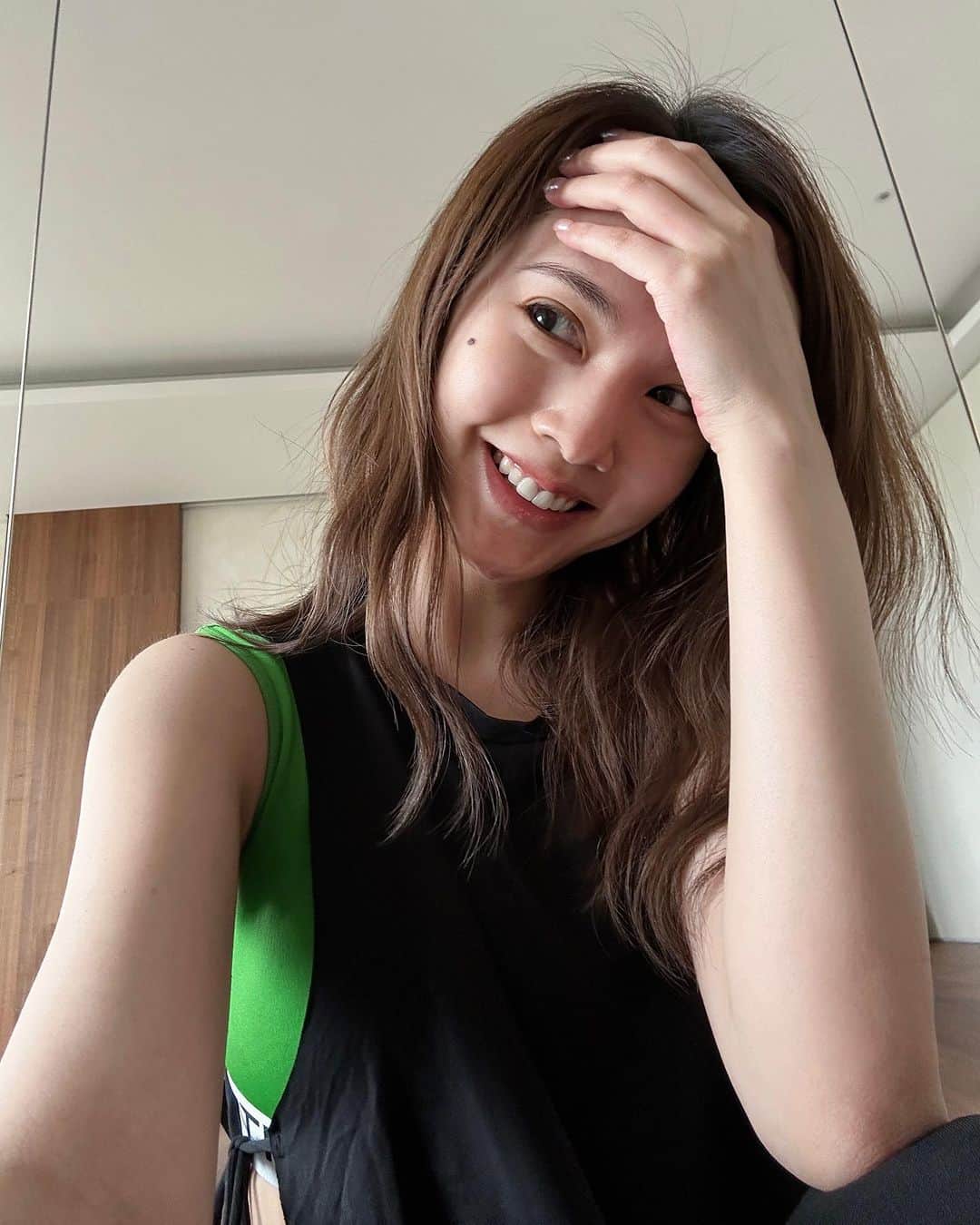 レイニー・ヤンのインスタグラム：「今天上課沒有拍照 我的配圖就放五月份的庫存吧💚 練習瑜珈 最重要的就是呼吸 再來是覺察 發覺自己也觀察自己在過程中的各種感知 對練習非常有幫助 我認為對生活和工作 也是很有益處的😌 我承認起床時我有一度想要跟老師請假 但內心另一個聲音告訴我 不要產生惰性 於是我還是打起精神面對今天的課程 幸好最後有選擇乖乖上課 畢竟瑜珈真的能夠讓人的身心靈都充滿療癒 而且夏天訓練超級容易大爆汗 把汗水和毒素排出來真的超級爽 總之就是開心 我要感謝沒有懈怠的自己😜  #afteryoga #workout #瑜珈」
