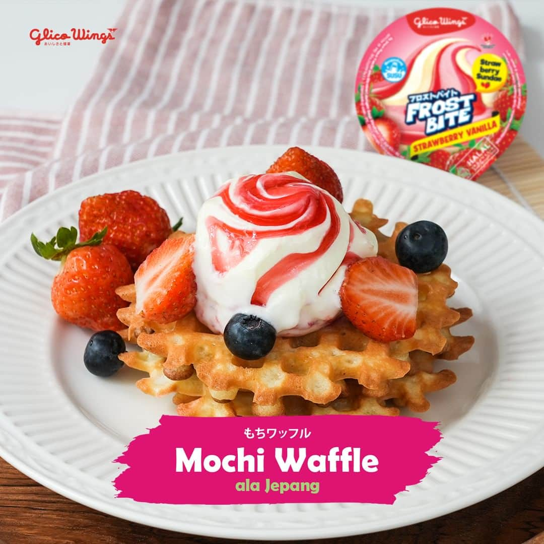 Glico Wingsのインスタグラム：「Mochi waffle crispy di luar dan kenyal di dalam jadi lebih yummy dipadu lembut dan creamy es krim Jepang Frostbite Cup Strawberry Vanilla. Cobain yuk resepnya!  Cek resep lengkapnya di Youtube ya! ☺️  #Frostbite #GlicoWings #ResepAlaJepang #MochiWaffle #DessertJepang」