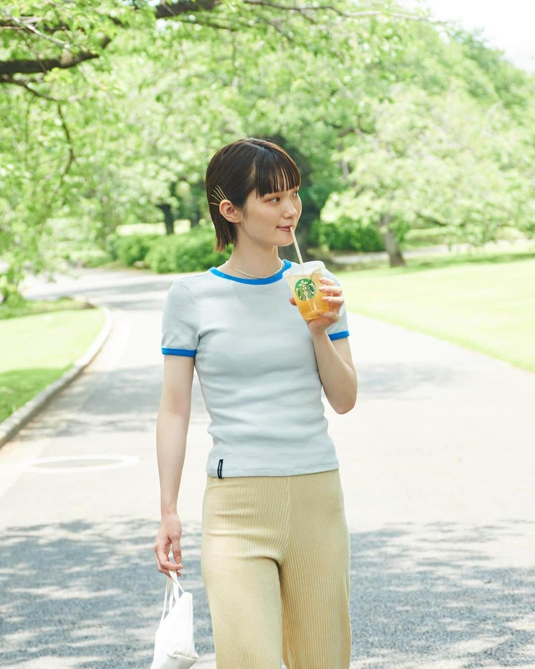 村濱遥のインスタグラム：「スターバックスの新作 コーヒーエイドを飲んできたよ〜 ☕️🍊  フルーティーで清涼感あふれる爽やかな一杯！ 後味にコーヒーがほんのり感じられて とっても美味しかった、、、🥺✨  普段から よく行くスターバックス ☻ この夏はコーヒーエイド ハマっちゃいそうだ〜  #STARBUCKS #スターバックス #スターバックスリザーブロースタリー東京 #コーヒーエイド #コーヒーエイドクールライム #pr」