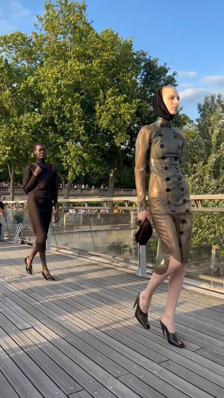 福井仁美のインスタグラム：「ALAÏA 2024 winter spring show  ファッションウィークのオートクチュール前日に行われたalaiaのショー。 セーヌ川にかかる橋で、夕日と共にパリ初日から最高の時間でした。  Blackの服を買う時の私のスタメン。 とにかくフォルムがすき。カラダのラインをきれいでいようと日常的に思わせてくれるブランド。  #alaiaws24 @pieter_mulier」