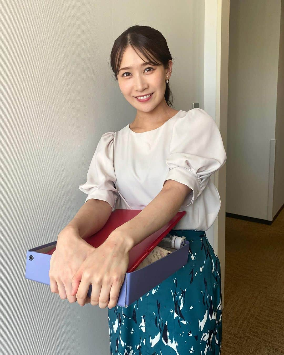 島津咲苗さんのインスタグラム写真 - (島津咲苗Instagram)「先日、センター分けにも斜めにもできるように前髪を切ってもらいました〜✂️  今日はもう暑くて暑くて... アイスを食べたかったけど買いに行く気力さえありませんでした(笑) . . . #メーテレ #アナウンサー #島津咲苗 #骨格ウェーブ #オフィスコーデ #きれいめコーデ #衣装 #シースルー前髪 #ポニーテール #名古屋 #あつい #暑すぎる #ヘアスタイル #ナチュラルメイク」7月4日 18時52分 - sanae_shimazu