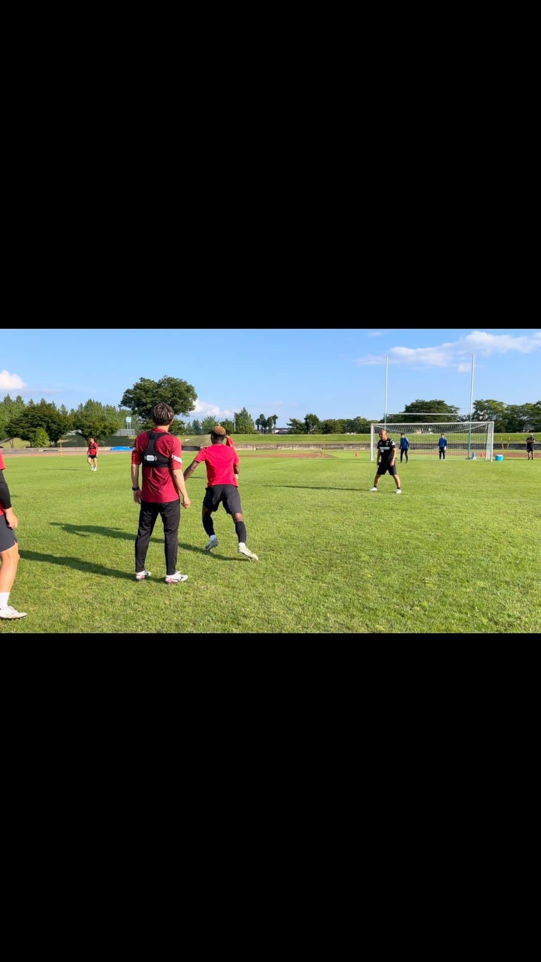 いわてグルージャ盛岡のインスタグラム：「本日の一般公開の様子をお届け📸 自主練です⚽️part2☝️  #いわてグルージャ盛岡 #GRULLA #一岩 #J3優勝 #J2昇鶴」