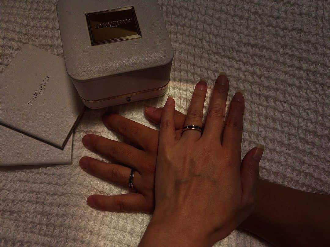 日下裕江のインスタグラム：「marriage ring💍  結婚指輪は @boucheron の  #キャトルクラシック にしました✴︎✳︎＊  決めては沢山あるのだけれど、  グランサンクであることと、 思い出の地パリのヴァンドーム広場で1番最初にブティックを構えたジュエリーブランド💎という歴史と奥深さ  そして、以前から結婚指輪は #boucheron が良いなと思ってて、色んなブランドを見て回ったけど、  やっぱり#boucheronが1番デザイン性が良かったこと。  昔から定番のTHE 結婚指輪みたいなシルバーではない方が良いなという拘り。  世界５大ジュエラー程ミーハーじゃない点。  #boucheron の中でもこのキャトルクラシックは２人ともデザイン性に一目惚れした点。  ローズゴールドにブラウンのストーンが私達２人の焼けた肌に凄く馴染んでしっくり来た♡⸝⸝⸝⸝  夫の会社に付けて行っても浮かず馴染んでくれる点。  #boucheron は重ね付けできるから、何年後かの結婚記念日に重ね付けして、キャトルが完成できたら良いなという思いも込めて♡⸝⸝⸝⸝ これに決めました！✨  祖母が亡くなる直前まで結婚指輪をずっと大事に薬指にはめてて、もうすぐかもと悟ったときに、指輪を母に預けてみたり、やっぱり付けておくと言ってハメてみたり、結局最後には母に預けて行きましたが、45歳という若さで夫を亡くした祖母にとって、唯一の夫との絆の証だった結婚指輪を亡くなる直前までハメていた姿を見て、 私も生涯を終えるまで、この指輪を身に付けていられたら良いなと思います💓  @boucheron  #marriagering #marriagerings #boucheron #boucheronring #quatreclassique  #結婚指輪 #ブシュロン #ブシュロンキャトル #ブシュロンキャトルクラシック #マリッジリング」