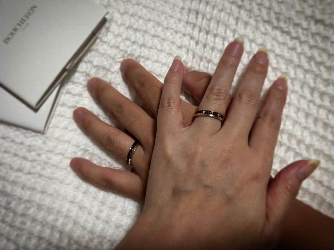 日下裕江さんのインスタグラム写真 - (日下裕江Instagram)「marriage ring💍  結婚指輪は @boucheron の  #キャトルクラシック にしました✴︎✳︎＊  決めては沢山あるのだけれど、  グランサンクであることと、 思い出の地パリのヴァンドーム広場で1番最初にブティックを構えたジュエリーブランド💎という歴史と奥深さ  そして、以前から結婚指輪は #boucheron が良いなと思ってて、色んなブランドを見て回ったけど、  やっぱり#boucheronが1番デザイン性が良かったこと。  昔から定番のTHE 結婚指輪みたいなシルバーではない方が良いなという拘り。  世界５大ジュエラー程ミーハーじゃない点。  #boucheron の中でもこのキャトルクラシックは２人ともデザイン性に一目惚れした点。  ローズゴールドにブラウンのストーンが私達２人の焼けた肌に凄く馴染んでしっくり来た♡⸝⸝⸝⸝  夫の会社に付けて行っても浮かず馴染んでくれる点。  #boucheron は重ね付けできるから、何年後かの結婚記念日に重ね付けして、キャトルが完成できたら良いなという思いも込めて♡⸝⸝⸝⸝ これに決めました！✨  祖母が亡くなる直前まで結婚指輪をずっと大事に薬指にはめてて、もうすぐかもと悟ったときに、指輪を母に預けてみたり、やっぱり付けておくと言ってハメてみたり、結局最後には母に預けて行きましたが、45歳という若さで夫を亡くした祖母にとって、唯一の夫との絆の証だった結婚指輪を亡くなる直前までハメていた姿を見て、 私も生涯を終えるまで、この指輪を身に付けていられたら良いなと思います💓  @boucheron  #marriagering #marriagerings #boucheron #boucheronring #quatreclassique  #結婚指輪 #ブシュロン #ブシュロンキャトル #ブシュロンキャトルクラシック #マリッジリング」7月4日 18時53分 - hiroe___h