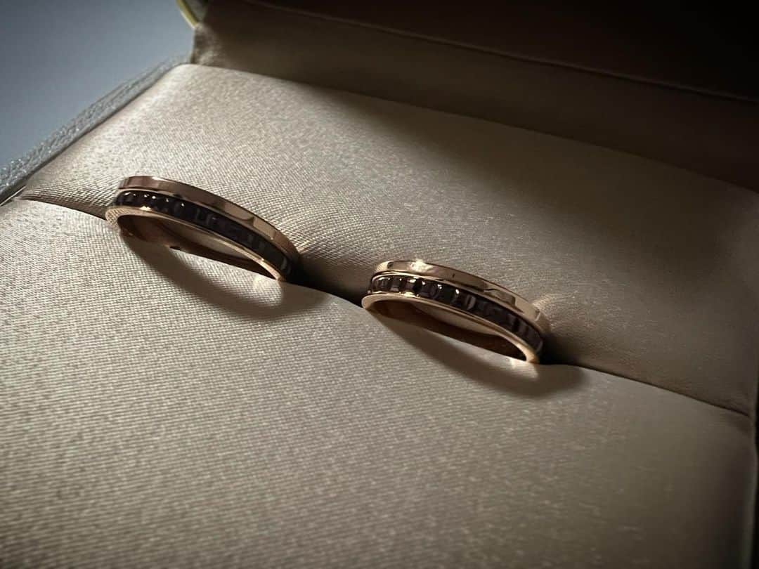 日下裕江さんのインスタグラム写真 - (日下裕江Instagram)「marriage ring💍  結婚指輪は @boucheron の  #キャトルクラシック にしました✴︎✳︎＊  決めては沢山あるのだけれど、  グランサンクであることと、 思い出の地パリのヴァンドーム広場で1番最初にブティックを構えたジュエリーブランド💎という歴史と奥深さ  そして、以前から結婚指輪は #boucheron が良いなと思ってて、色んなブランドを見て回ったけど、  やっぱり#boucheronが1番デザイン性が良かったこと。  昔から定番のTHE 結婚指輪みたいなシルバーではない方が良いなという拘り。  世界５大ジュエラー程ミーハーじゃない点。  #boucheron の中でもこのキャトルクラシックは２人ともデザイン性に一目惚れした点。  ローズゴールドにブラウンのストーンが私達２人の焼けた肌に凄く馴染んでしっくり来た♡⸝⸝⸝⸝  夫の会社に付けて行っても浮かず馴染んでくれる点。  #boucheron は重ね付けできるから、何年後かの結婚記念日に重ね付けして、キャトルが完成できたら良いなという思いも込めて♡⸝⸝⸝⸝ これに決めました！✨  祖母が亡くなる直前まで結婚指輪をずっと大事に薬指にはめてて、もうすぐかもと悟ったときに、指輪を母に預けてみたり、やっぱり付けておくと言ってハメてみたり、結局最後には母に預けて行きましたが、45歳という若さで夫を亡くした祖母にとって、唯一の夫との絆の証だった結婚指輪を亡くなる直前までハメていた姿を見て、 私も生涯を終えるまで、この指輪を身に付けていられたら良いなと思います💓  @boucheron  #marriagering #marriagerings #boucheron #boucheronring #quatreclassique  #結婚指輪 #ブシュロン #ブシュロンキャトル #ブシュロンキャトルクラシック #マリッジリング」7月4日 18時53分 - hiroe___h
