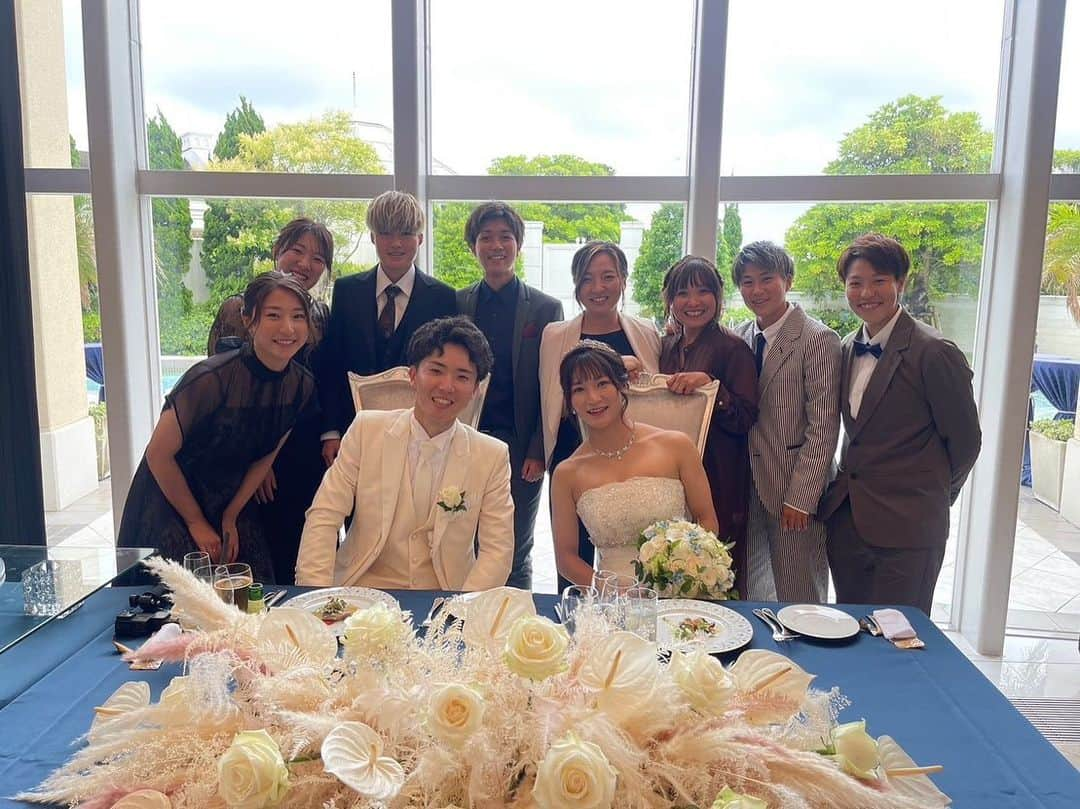 塩越柚歩さんのインスタグラム写真 - (塩越柚歩Instagram)「. 先日優の結婚式に参列させていただきました👰🏻‍♀️✨ 本当に本当に素敵で、こんな幸せなことあっていいのかなってくらい幸せをたくさんもらいました🕊️ ⁡ 付き合い始めた時から知ってる2人の、なんなら初デートの時から知ってる2人の晴れ舞台に立ち合わせてもらえて、とにかく幸せな気持ちでいっぱいでした🥲🤍 ⁡ チャペルの扉が開いた瞬間から泣いて 堂々とバージンロードを歩く優を見てさらに涙。 挙式も披露宴もたくさん泣いたけど、 2人らしい雰囲気でたくさん笑顔にもさせてもらいました☺️ ⁡ 花嫁姿のゆうは今までで1番かわいくて輝いてた🪞✨ めちゃくちゃ素敵で本当にかわいかったよ🥰 ⁡ これからも 元気いっぱいなゆうと 優しさで溢れるさとしと 愛くるしい信玄で幸せな家庭を築いてください💍🌿 ⁡ 改めておめでとう🤍そして幸せをありがとう🤍 ⁡ #三菱重工浦和レッズレディース #塩越柚歩」7月4日 18時55分 - yuzuho_shiokoshi19