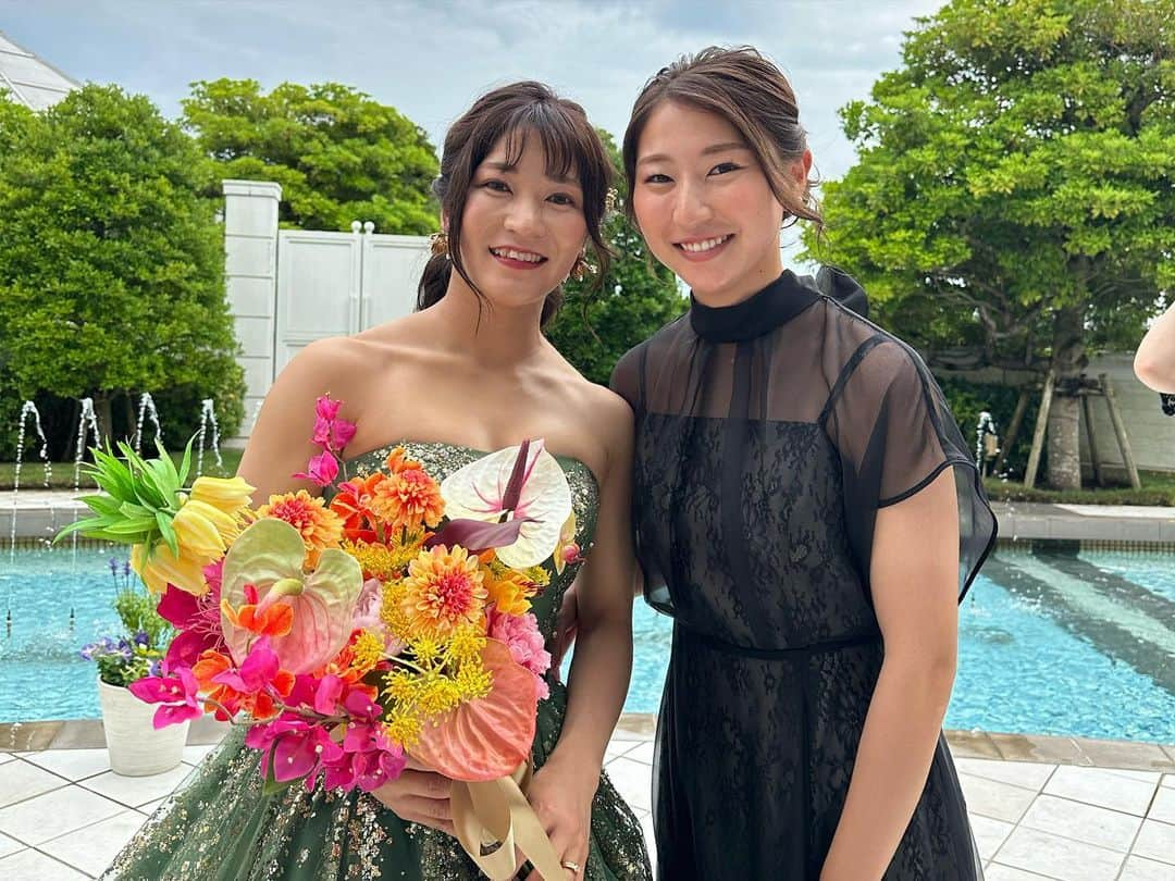 塩越柚歩さんのインスタグラム写真 - (塩越柚歩Instagram)「. 先日優の結婚式に参列させていただきました👰🏻‍♀️✨ 本当に本当に素敵で、こんな幸せなことあっていいのかなってくらい幸せをたくさんもらいました🕊️ ⁡ 付き合い始めた時から知ってる2人の、なんなら初デートの時から知ってる2人の晴れ舞台に立ち合わせてもらえて、とにかく幸せな気持ちでいっぱいでした🥲🤍 ⁡ チャペルの扉が開いた瞬間から泣いて 堂々とバージンロードを歩く優を見てさらに涙。 挙式も披露宴もたくさん泣いたけど、 2人らしい雰囲気でたくさん笑顔にもさせてもらいました☺️ ⁡ 花嫁姿のゆうは今までで1番かわいくて輝いてた🪞✨ めちゃくちゃ素敵で本当にかわいかったよ🥰 ⁡ これからも 元気いっぱいなゆうと 優しさで溢れるさとしと 愛くるしい信玄で幸せな家庭を築いてください💍🌿 ⁡ 改めておめでとう🤍そして幸せをありがとう🤍 ⁡ #三菱重工浦和レッズレディース #塩越柚歩」7月4日 18時55分 - yuzuho_shiokoshi19