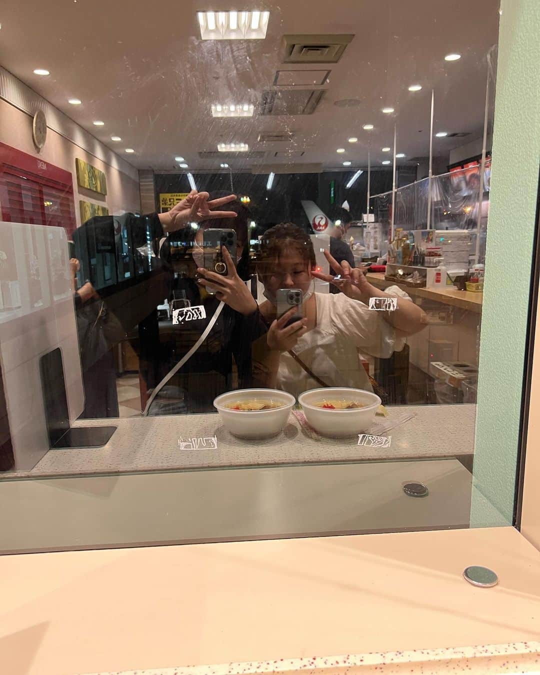鈴木聖のインスタグラム：「Twitterにも載せたけど今日は大好きなマネージャーさんの誕生日🎂🎊おめでとうございます！！ 私のリール動画ほとんどマネージャーさんに撮ってもらってるやつ！！です！！ いつも楽しくて優しくて頼りになるマネージャーさんが大好きー！！！これからも頑張るぞー！ 沖縄でソーキそば食べた時の写真...笑」